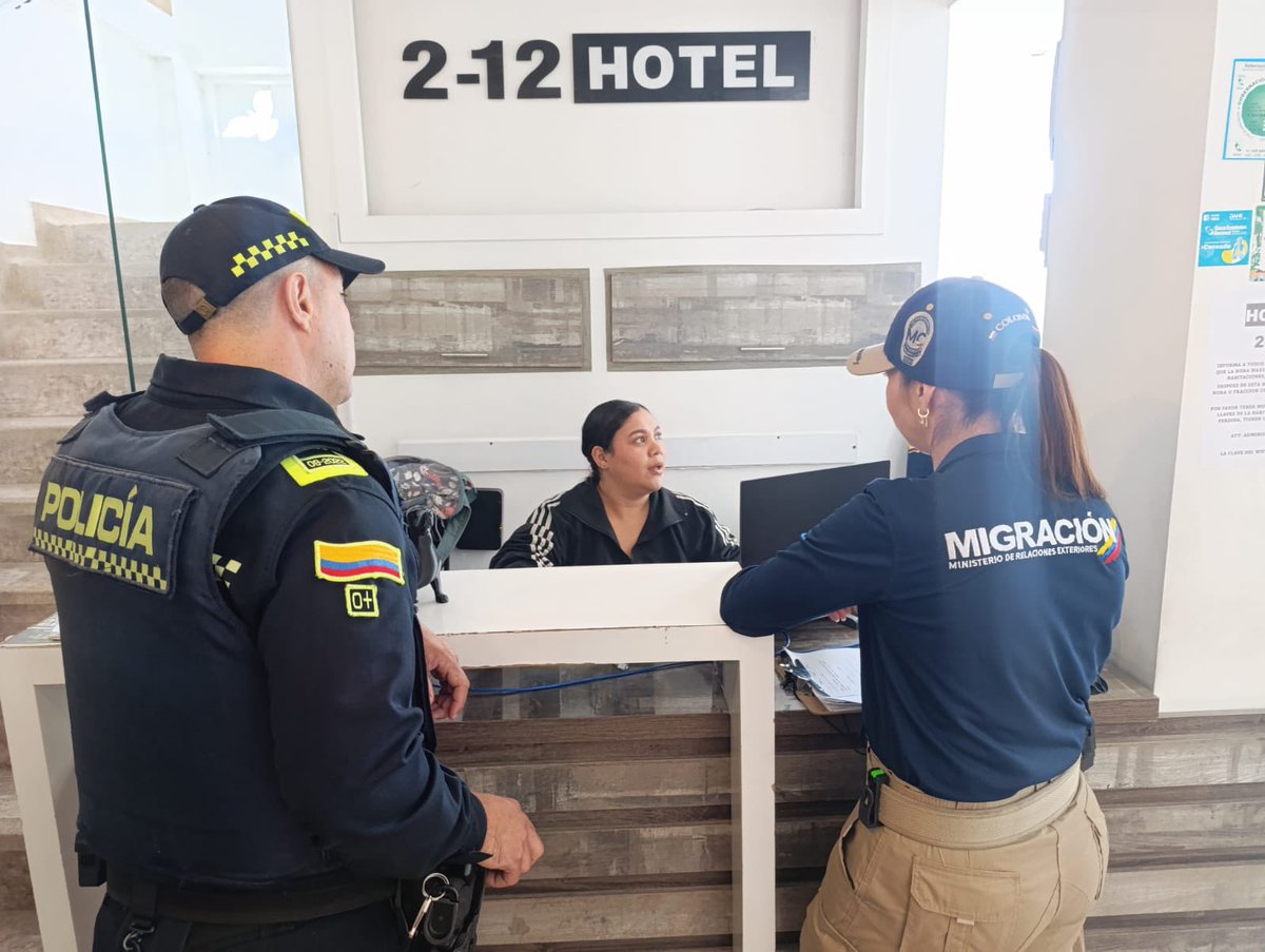 MigracionCol's tweet photo. 📍#Risaralda | Durante la #SemanaDeReceso hacemos equipo con @PoliciaColombia para adelantar labores de inspección, control y vigilancia en hoteles y hospedajes del municipio de Santa Rosa de Cabal, orientados a verificar el cumplimiento de la normativa migratoria. https://t.co/bYoc1ii0lQ