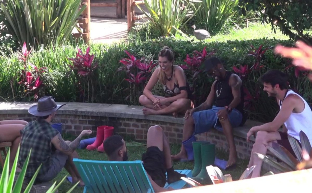 Eu_simplesment's tweet photo. #AFazenda
Passadahhhhhh 
Mônica comenta sobre surpresinha deixada para Ariela no lixo do banheiro. 

Mônica:  "Além do cocô, eu deixei um xixizinho junto."

Jottapê: "Caramba, um combinho." 

Mônica:  "Mandei misturadinho!"

Rikardo: "Completo né, arroz, feijão e carne."

Igor: "Ziplock, lixinho!"

Jottapê: "Se for o branquinho, é um nó igual de cachorro."

Fran: "Hahaha! Que nojo!"

Mônica:  "Eu entrei no banheiro e ela [Ariela] 'meu Deus, que nojo' e eu [lavando a mão plena]."

Jottapê: "Plena, a loba!"

Rikardo: "O lixo é terrível. É pouquinha coisa, mas é lixo, né."

Igor: "É isso. Se ela quer o inferno, vai ter o inferno. Pediu por isso! E a tendência é piorar."

Mônica:  "Eu nunca fiz isso."