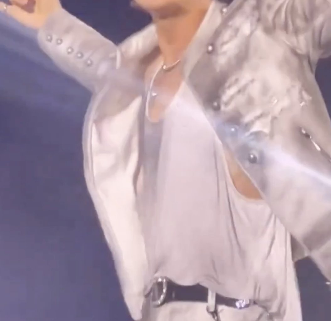 fallingakgae's tweet photo. hold on how lower do the sleeves go yo 😭😭😭 https://t.co/42dFPHNEDs