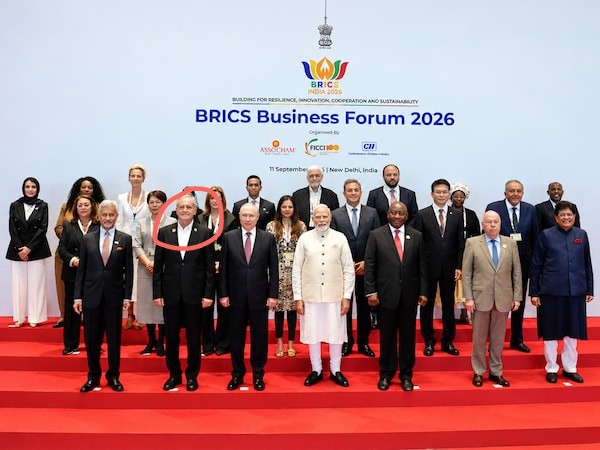 Dr__Sayan's tweet photo. @garvit_sethii Modi likes dictator counties... Modi clearly sided with Russia, Iran, China.

What did u expected? Red carpet from USA?

Look at these pics. Iran got exceptional treatment from Modi in between war  with USA. https://t.co/67YjDVuYAg