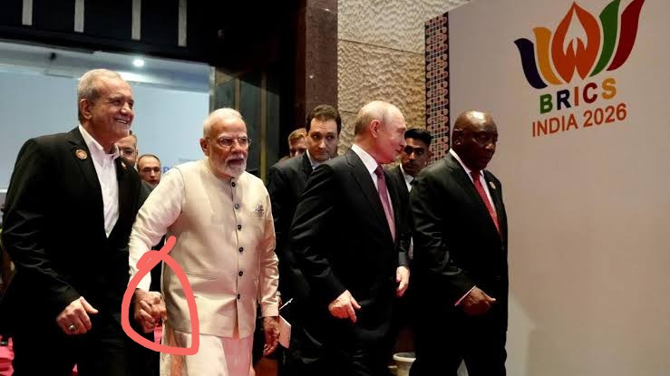 Dr__Sayan's tweet photo. @garvit_sethii Modi likes dictator counties... Modi clearly sided with Russia, Iran, China.

What did u expected? Red carpet from USA?

Look at these pics. Iran got exceptional treatment from Modi in between war  with USA. https://t.co/67YjDVuYAg