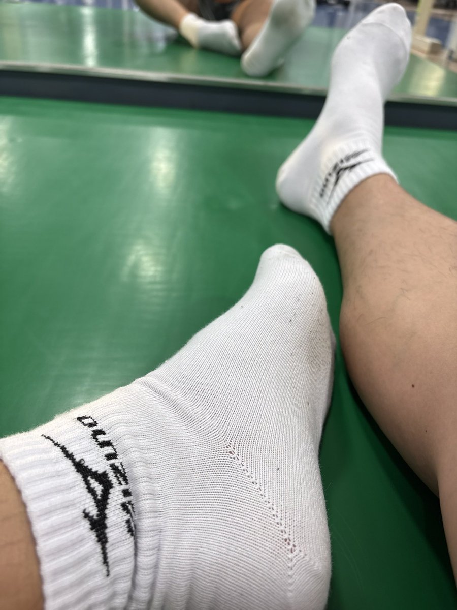 Tky14mj's tweet photo. 新しい白靴下あっという間に汚れる、、、 https://t.co/EfO1eWL0x5
