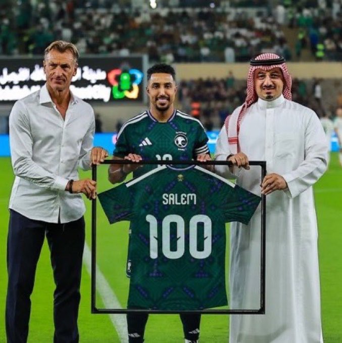 ccddss22's tweet photo. لاعب انجازة كاس وذهب ✨ 
ولاعب انجازه لوحة خشب 🪵 https://t.co/JDGBMacYpn