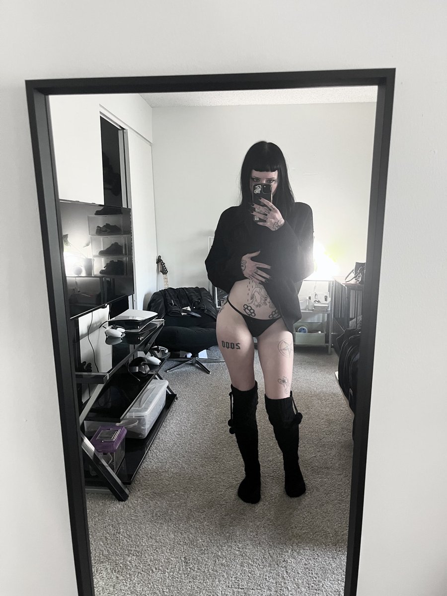sleepyymonkeyx's tweet photo. which outfit is better? #nsfwtwt #chudai #gothgirl https://t.co/RfyMbtNvic