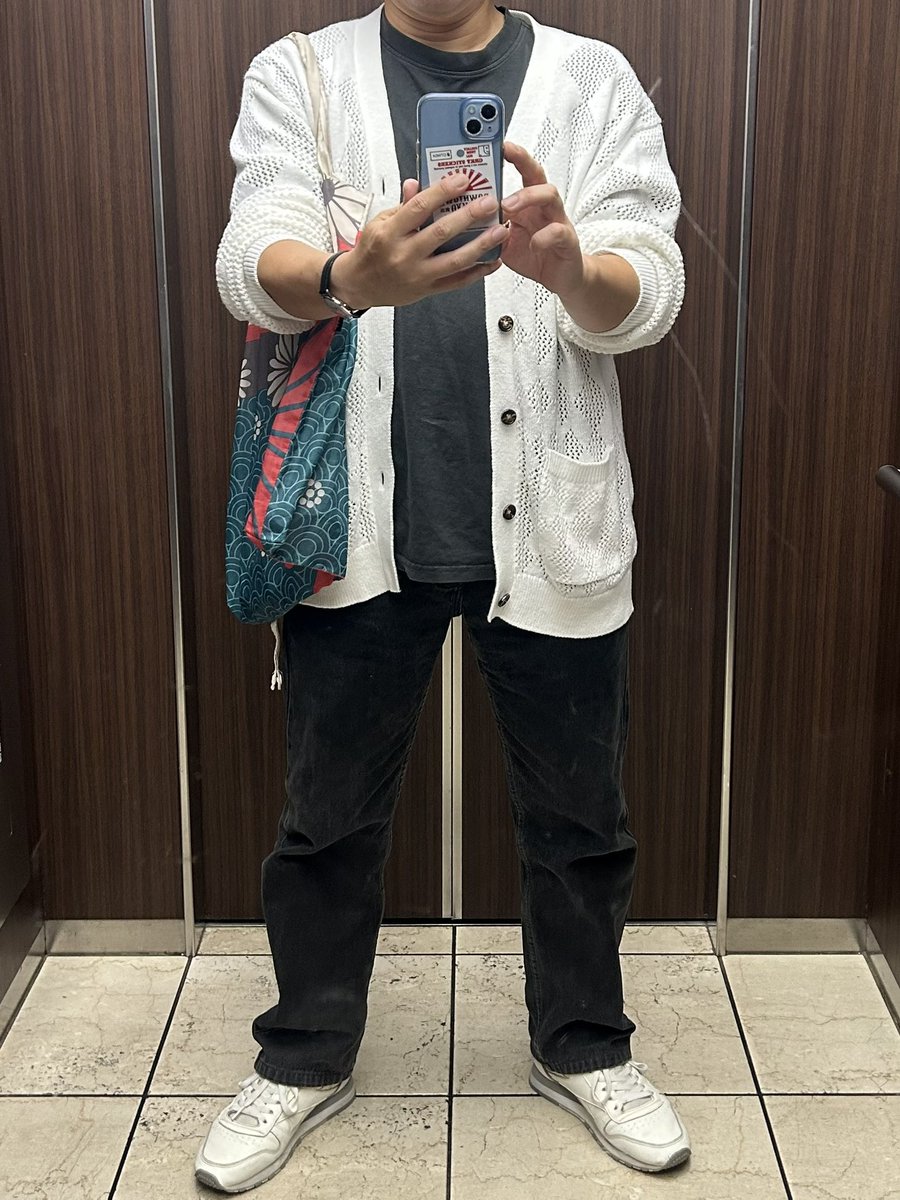EdgarKotaro's tweet photo. 失敗例w

白カーディガン
黒ジーンズ

Dickiesを合わせる方が明らかに正解

#いよいよ50というよりGo https://t.co/nikqexri3F