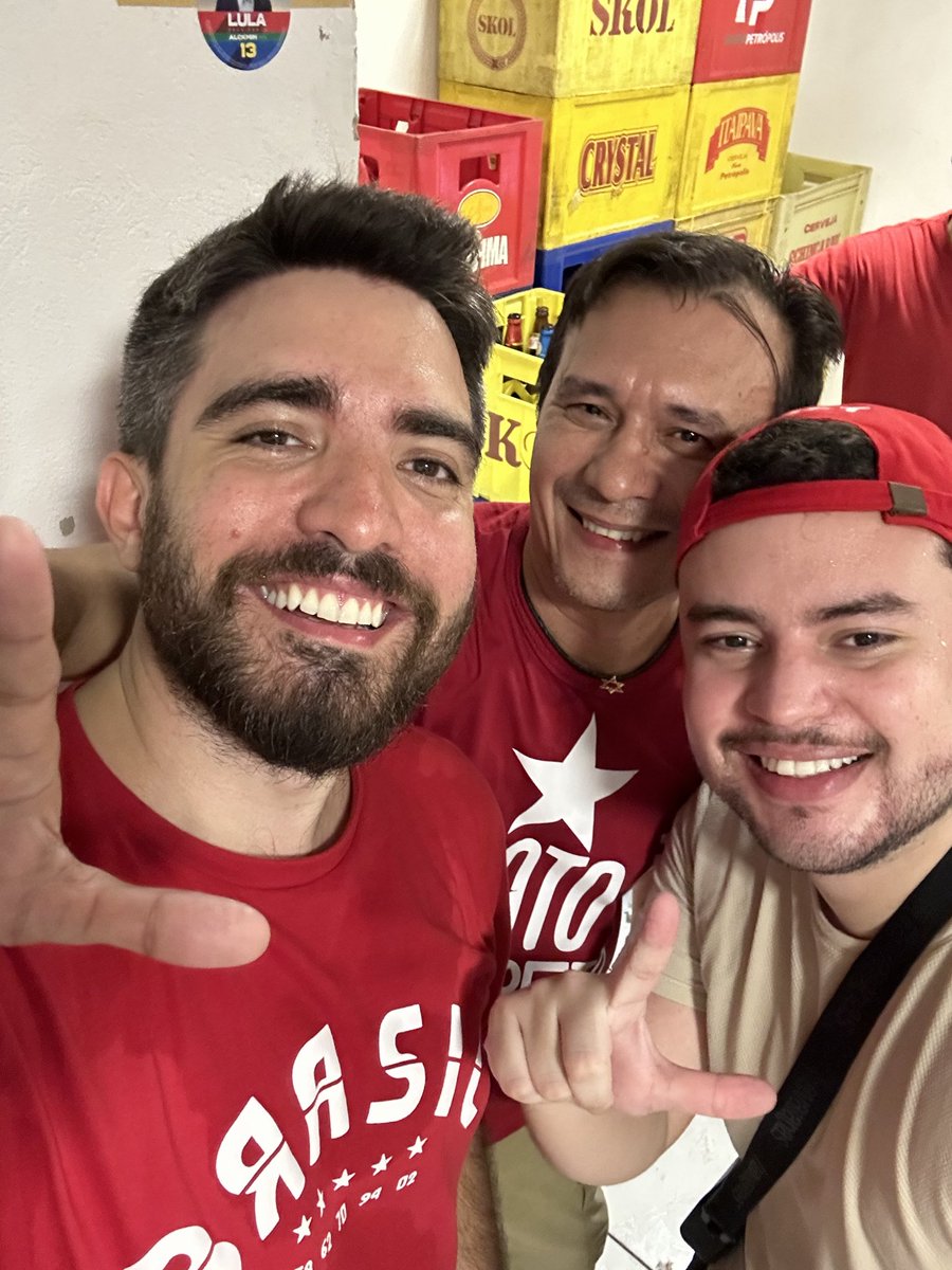 jotapefaria's tweet photo. 30 de outubro de 2022.

Quem sobreviveu à pandemia, e perdeu pessoas queridas, sabe o significado dessa Festa da Vitória.

Foi uma alegria encontrar tantos amigos.

Vamos TODOS nos unir, pessoal!

Venceremos de novo dia 25, @LulaOficial! ♥️ https://t.co/uWHMcSPYZL