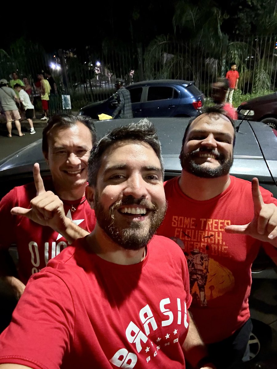 jotapefaria's tweet photo. 30 de outubro de 2022.

Quem sobreviveu à pandemia, e perdeu pessoas queridas, sabe o significado dessa Festa da Vitória.

Foi uma alegria encontrar tantos amigos.

Vamos TODOS nos unir, pessoal!

Venceremos de novo dia 25, @LulaOficial! ♥️ https://t.co/uWHMcSPYZL