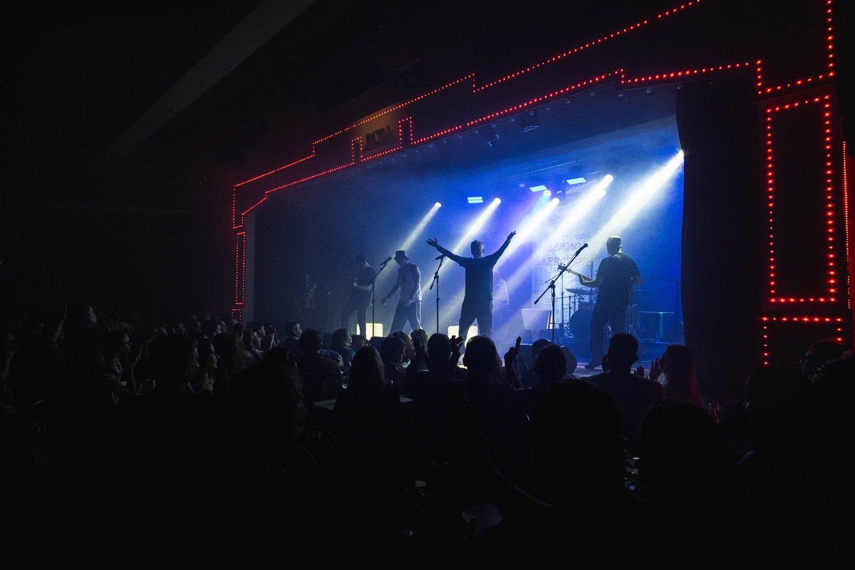 inimigosdorei's tweet photo. Quem esteve com a gente no Teatro Rival? 🤘🎸

Bora reviver os melhores momentos dessa noite incrível com essas fotos!  

E aí, partiu próximo show? Por aqui estamos prontos🔥 https://t.co/izV87eBdnX