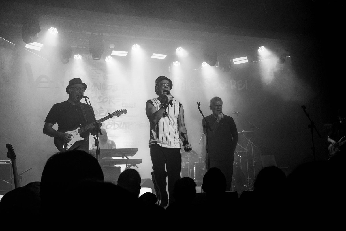 inimigosdorei's tweet photo. Quem esteve com a gente no Teatro Rival? 🤘🎸

Bora reviver os melhores momentos dessa noite incrível com essas fotos!  

E aí, partiu próximo show? Por aqui estamos prontos🔥 https://t.co/izV87eBdnX