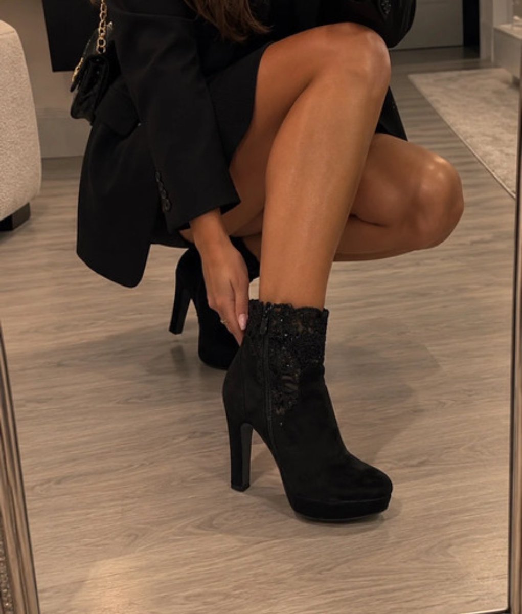 LadyVantaa's tweet photo. Lady Vanta ist jetzt aktiv für euch 🐶 

#zahlsau #findom #fetisch #geldsklave #sklave #zahlsklave #herrin https://t.co/8VjuQN31vL