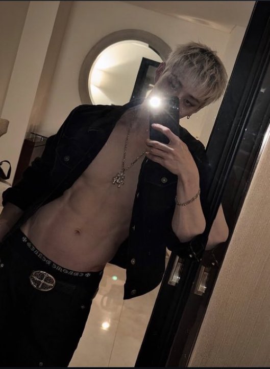 melzitafer's tweet photo. Oh meu Deus, esse homem tá fazendo de tudo. Ele sabe ctz, fez isso pra apoiar nos BSTAY nesse momento de escuridão https://t.co/IrYo60B4sh