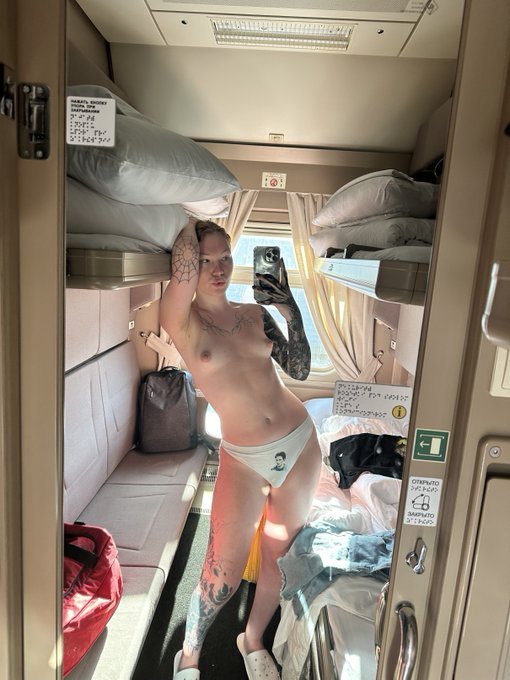 RoaeRoseih9v's tweet photo. Would you date a girl like me 🍆🍆🍆🥵🥵🥰💦💦 if you say yes message me on telegram 👉@Rosesmith132  and my zangi 2060272646 https://t.co/HDgq4LyxUN
