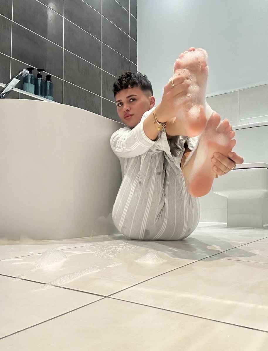 connorluxeex's tweet photo. would you date a femboy yes or no ? https://t.co/yKDeesnpjT