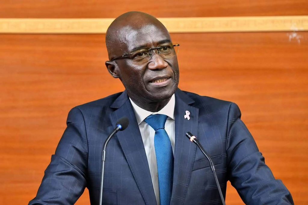 ViePubliqueSN's tweet photo. ⚖️ Ministère de la Justice : appel à candidatures pour le recrutement d’Assistants de Justice Spécialisé 

Le Ministère de la Justice recrute sur titre des Assistants de Justice spécialisés pour renforcer le Pool judiciaire financier (PJF) dans le traitement des dossiers complexes de criminalité économique et financière.

🔎 Profils recherchés : marchés publics, expertise comptable, audit/comptabilité bancaire, fiscalité, informatique et cybersécurité, immobilier, opérations de commerce, médecine et langues étrangères appliquées.

Conditions principales :
• Être de nationalité sénégalaise ;
• Jouir de ses droits civiques et être de bonne moralité ;
• Remplir les conditions générales d’accès à la Fonction publique ;
• Être apte physiquement ;
• Pour les titulaires d’un Master ou diplôme équivalent : justifier d’au moins 4 ans d’expérience professionnelle ;
• Les agents de hiérarchie B doivent également justifier de 4 ans d’expérience.

📅 Date limite : 26 octobre 2026
📩 recrutement.assistants_pjf@justice.gouv.sn

📌 Source : Ministère de la Justice — Avis publié le 6 octobre 2026.