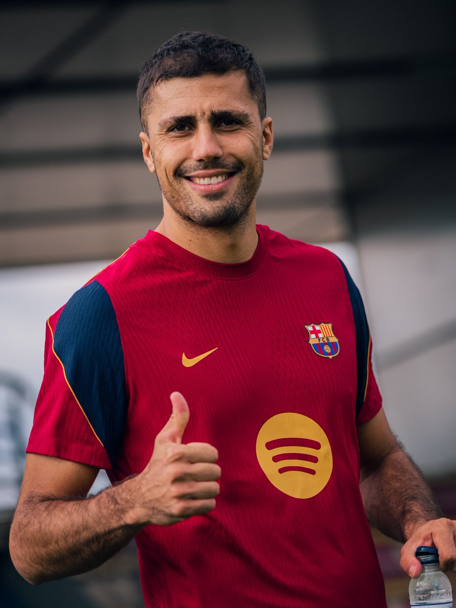 BarcaUniversal's tweet photo. 📸 Rodri during training today. https://t.co/HOjaKNQ72h