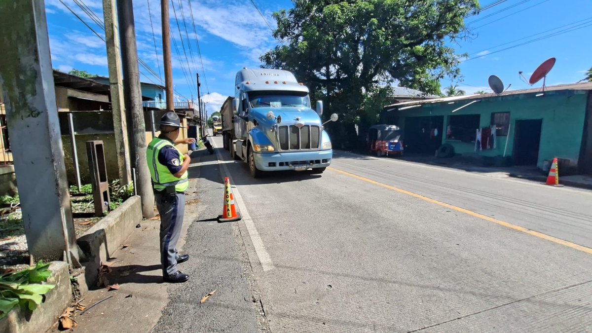 Brigadas de Provial del @CIV_Guatemala mantienen puesto de regulación y ordenamiento vehicular sobre km. 274 de ruta CA-13 (Puente Río Dulce, Izabal). #Cumpl…