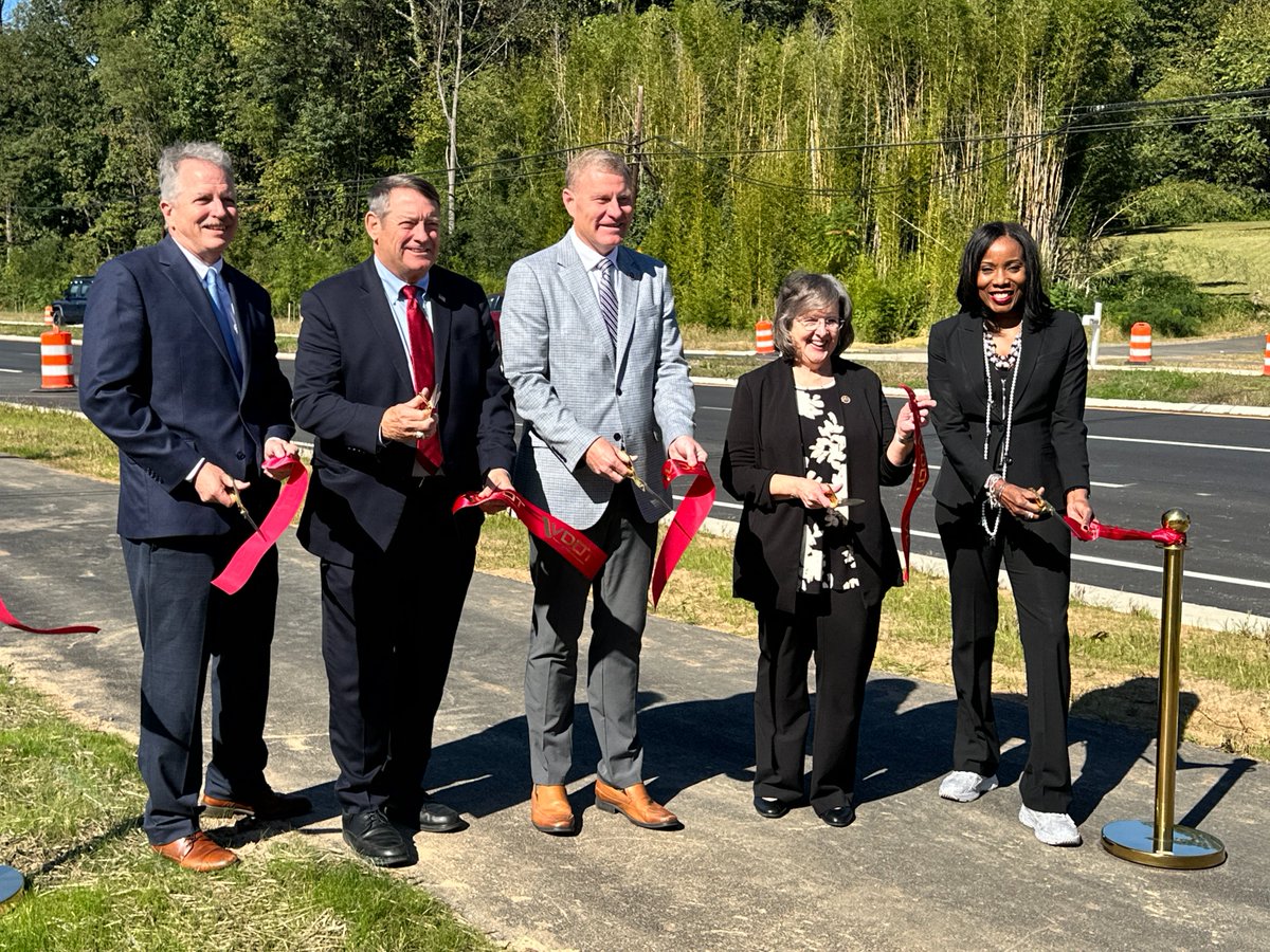 VaDOTNOVA's tweet photo. We cut the ribbon today on the Rt 29 Widening project in Fairfax! Project completion is expected later this fall 🥳

More info: https://t.co/08wqZEtYA6 https://t.co/dr1jna0Ttz