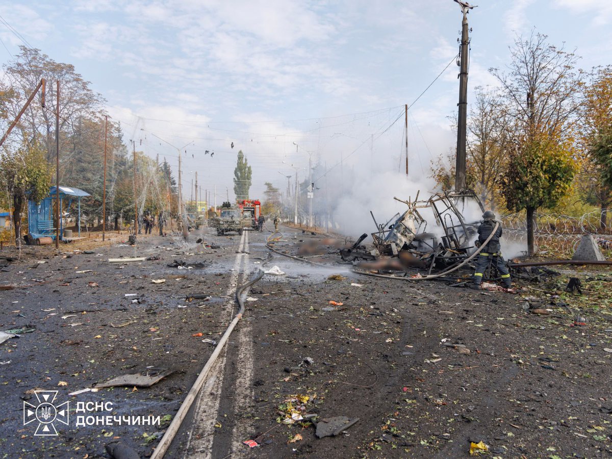 den_kazansky's tweet photo. В мае нынешнего года Россия обвинила Украину в ударе по колледжу в Старобельске Луганской области. По данным РФ тогда погиб 21 человек. Из этой истории Кремль устроил настоящее шоу, собирал каких-то иностранных псевдожурналистов, возил их в Старобельск, российские федеральные каналы ��ыпускали пафосные сюжеты, на футбольных матчах объявляли минуту молчания в память о жертвах «теракта ВСУ». Случившееся комментировал лично Путин.

Сегодня российская армия убила в Краматорске 35 человек. 30 только одним ударом по пассажирским автобусам. И еще 5 другими обстрелами. И никому в России до этого нет дела. Никакой реакции. Нет ни возмущений, ни сожаления, ни скорби. Ни сюжетов на телевидении, ни постов у Z-блогеров, ни комментариев Путина и Пескова.

Эти погибшие люди - русскоязычные жители Донбасса. Те самые, которых Путин обещал защищать, ради б��зопасности которых, по его собственным словам, начал «СВО». И вот, спустя 5 лет, «СВО» достигает апогея - Россия бомбит в Краматорске общественный транспорт, убивает десятки случайных людей, и никто в России этого даже не замечает.

Причем, с точки зрения самой России, Краматорск - это ведь российский город, который они включили в свою конституцию. Его жители в понимании Путина - россияне. И вот получается, что сегодня армия РФ совершила массовое убийство этих россиян, но в России на это всем наплевать.

В 2014 году когда война только начиналась, и боевые действия как раз шли в районе Славянска и Краматорска, ��оссийские СМИ были переполнены возмущением и гневом. Кричали, что идет «карательная операция», что «хунта убивает жителей Донбасса». Многие россияне тогда действительно проникались этой пропагандой, ��чень переживали и сочувствовали жителям Донбасса. И это еще можно было понять.

Но как понять то, что происходит сейчас? Когда буквально те же люди, которые в 2014 били себя в грудь и кричали, что они не могут смотреть на страдания Донбасса, вообще не замечают убийство 35 человек. Когда те, кто обвинял Украину в обстрелах мирного населения Славянска и Краматорска, приветствуют действия Путина, который обстреливает население этих городов с гораздо большей жестокостью?

Я конечно знал, что пропаганда может возбуждать и распалять чувства. Но я не думал, что пропаганда умеет и выключать чувства. Оказалось - умеет… Оказалось, ничего не стоит убедить целый народ, что в зависимости от ситуации одних и тех же людей можно либо жалеть, либо не жалеть. В 2014 погибшие от обстрелов жители Краматорска в понимании российских патриотов были достойны жалости. А в 2026 году они не достойны даже у��оминания.

Я специально почитал сегодня каналы Азарова, Царева, других коллаборантов, которые в 2014 обвиняли украинскую власть в жестокости по отношению к Донбассу. У них сегодня нет ни одного упоминания о массовом убийстве жителей Краматорска. Это что, какой-то не тот Донбасс? Да нет, тот же самый, который они жалели и поддерживали в 2014 году. Просто, когда его жителей убивает Россия, все эти защитники Донбасса как-то резко перестают их жалеть.