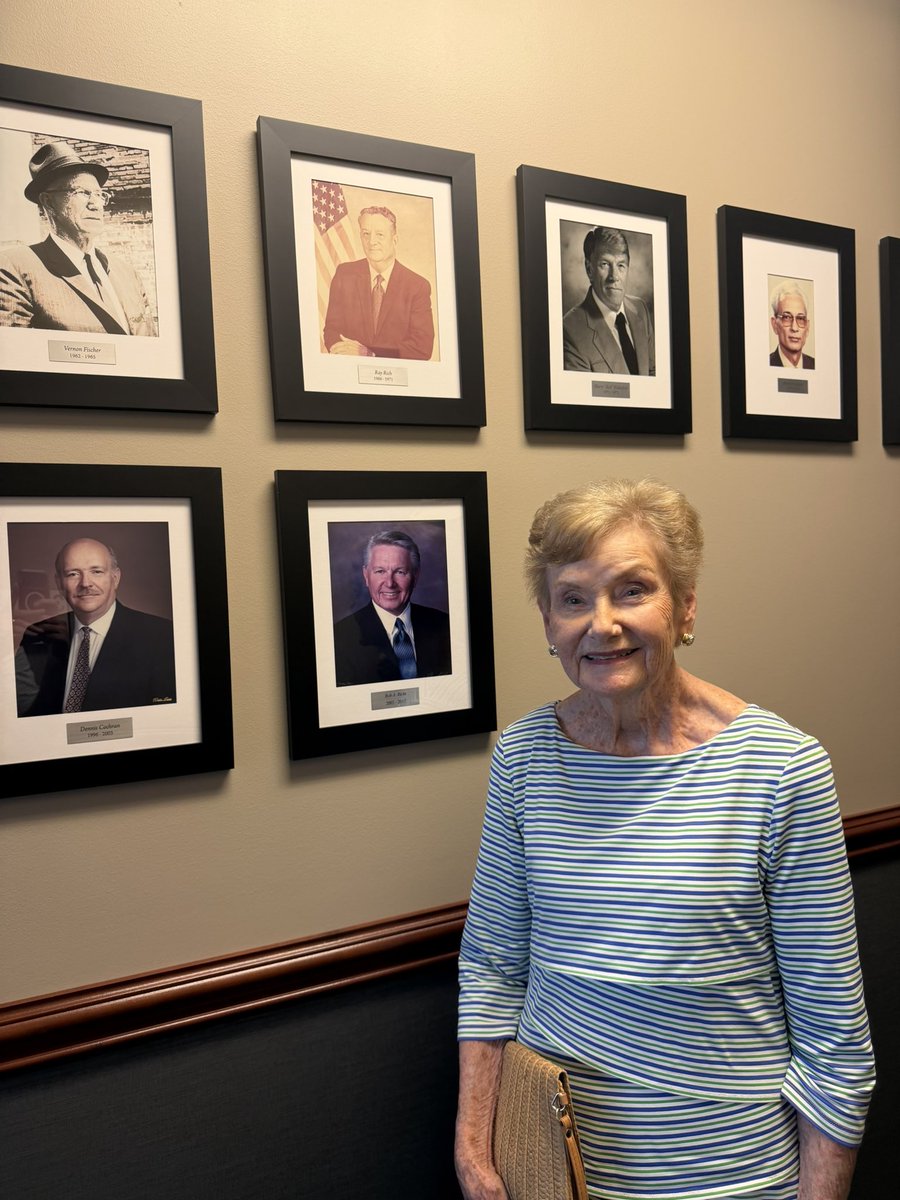 EdmondPD's tweet photo. Today, we received a special visit from Nancy Crum, the daughter of former Edmond Police Chief Ray Rich, who served from 1966 to 1971. How many of YOU remember Chief Rich?? 

Thank you for visiting, Ms. Crum. We are thankful to connect with families who are part of EPD’s history! https://t.co/JZB0XM1Ngb