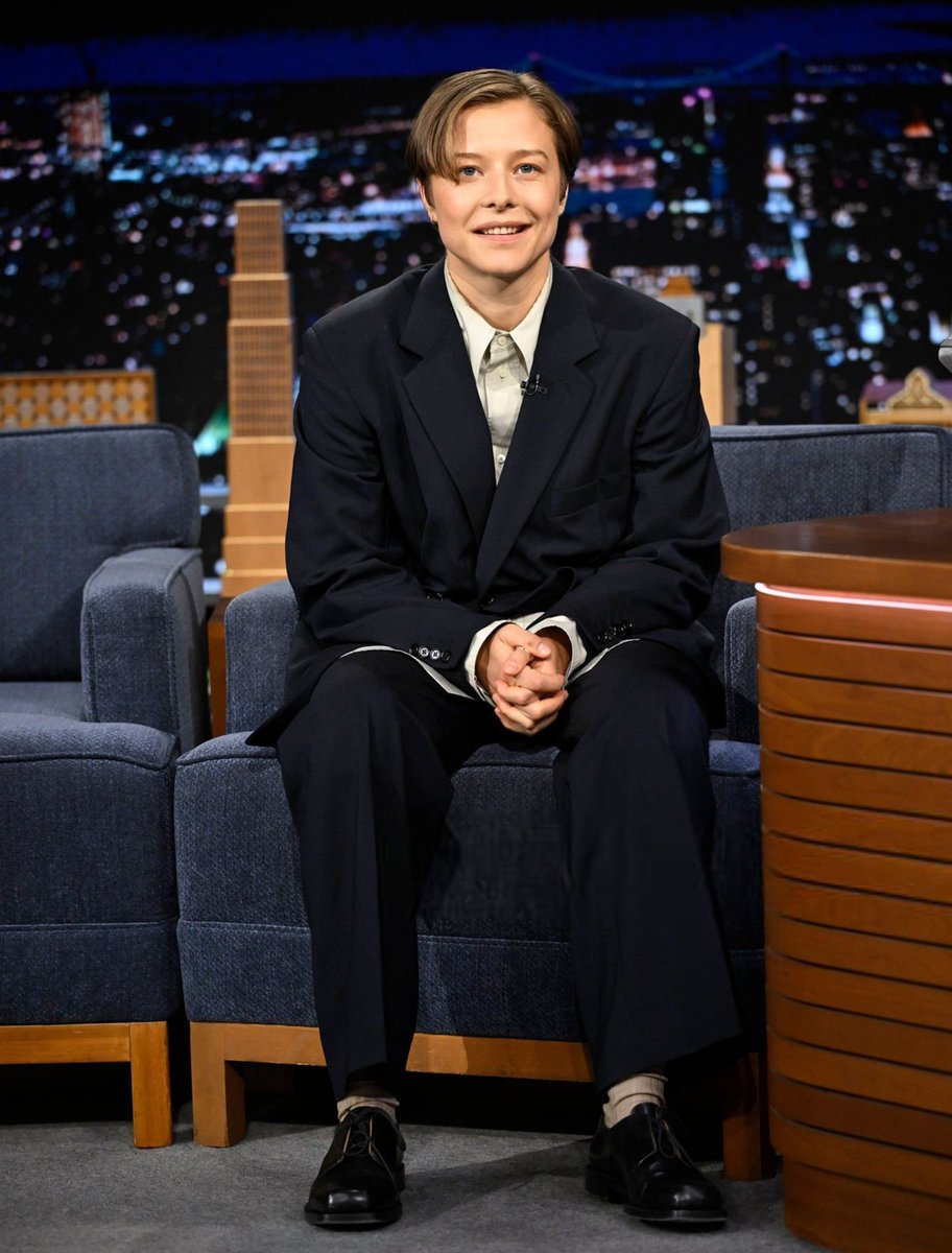 darcysnegroni's tweet photo. hell is hot but emma d'arcy is hotter #fallontonight https://t.co/Z7gaZpxX1P