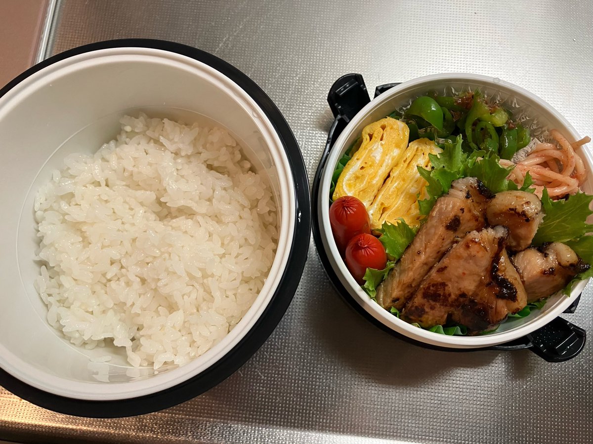 m881037o's tweet photo. おはようございます
⭐️豚の味噌漬け焼き
⭐️たまご焼き
⭐️たらスパ
⭐️赤ウィンナー
⭐️ピーマンの麺つゆおかか和え
今週はこれにて終了でーす🍱
来週は中間考査の為、木曜日？までお弁当お休みです😏
さっ‼︎1日踏ん張れば3連休✨
華金頑張りましょーー😄
#高校2年男子弁当 https://t.co/AhCzrR587u