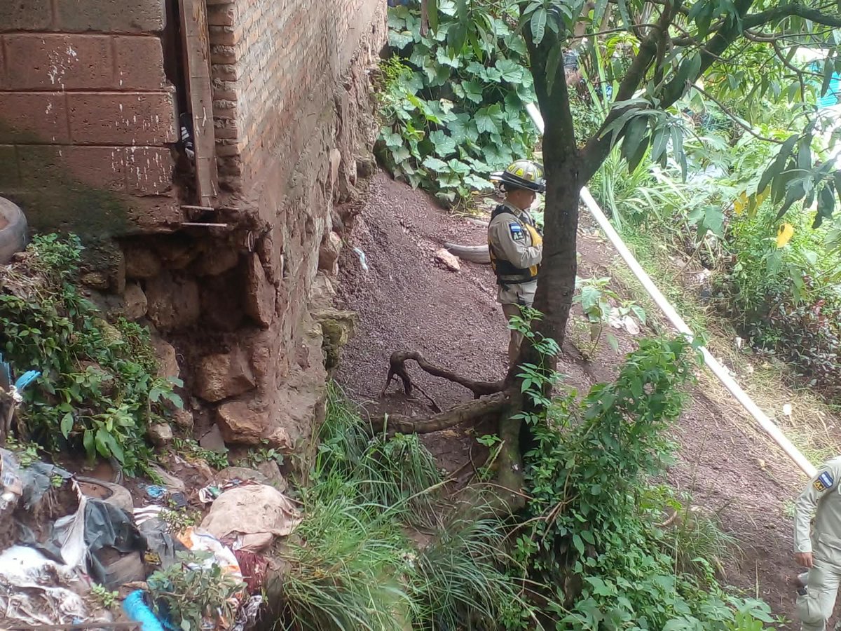 RCVHonduras's tweet photo. 🚨 DERRUMBE AFECTA A CINCO FAMILIAS EN LA COLONIA MOLOLOA

Un derrumbe registrado en la colonia Mololoa, en Tegucigalpa, afectó a cinco familias, integradas por un total de 20 personas, según el reporte del Cuerpo de Bomberos.

Entre los afectados se contabilizan siete mujeres, seis hombres, cuatro niñas y tres niños.

Personal de Bomberos se desplazó hasta el lugar para supervisar la situación y brindar las recomendaciones correspondientes a las familias afectadas, como medida preventiva ante las condiciones del terreno.

La unidad de emergencia posteriormente se movilizó hacia otro sector para atender un nuevo incidente.

#RCVNoticias #Tegucigalpa #Mololoa #Derrumbe #Lluvias #Honduras