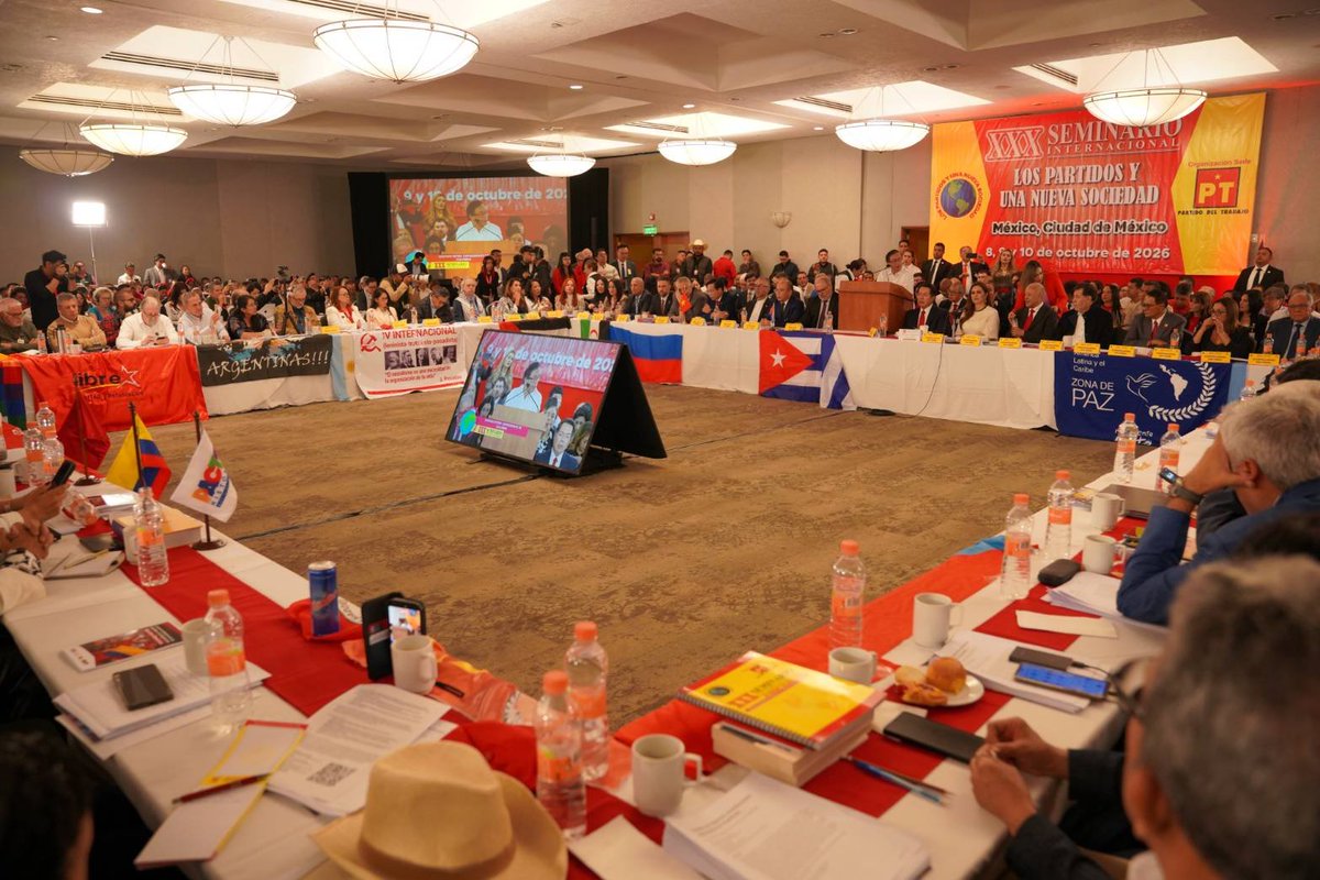 petrogustavo's tweet photo. Me reúno en Ciudad de México con partidos de 39 países del mundo en la XXX conferencia de partidos y Nueva Sociedad.

Expuse las implicaciones del retorno al neoliberalismo en Colombia, las circunstancias mundiales que llevan a la necesidad de superar el capitalismo o sino la muerte de la humanidad por la barbarie de quienes hoy son los hombres mas ricos del mundo.

Expuse le necesidad de romper la matrix de la mentira si se quiere una humanidad viva.

Expuse que una izquierda petrolera es una contradicción total porque el pregresismo debe  ser una fuerza de la vida y no un defensor de la extinción de la humanidad, dije que no había nueva sociedad viviendo de las rentas petroleras y critique a Venezuela por regalar su petroleo con lo cual levante la oposición de la delegación venezolana.

Expusieron las y los venezolanos que mientras nosotros habíamos perdido las elecciones ellos se mantenían en el poder y yo les dije que no habíamos perdido elecciones sino que las robaron y que no sirve mantenerse en el poder si se cambia por completo el ideario porque eso significa un Bolívar entregando su espada a Trump y eso es un imposible a Trump y que nosotros no estamos simplemente para estar en el poder sino para transformar el mundo y que no hay progresismo que valga sin respetar la ciencia. Caer en negacionismos no es ser progresistas sino iguales que la extrema derecha
