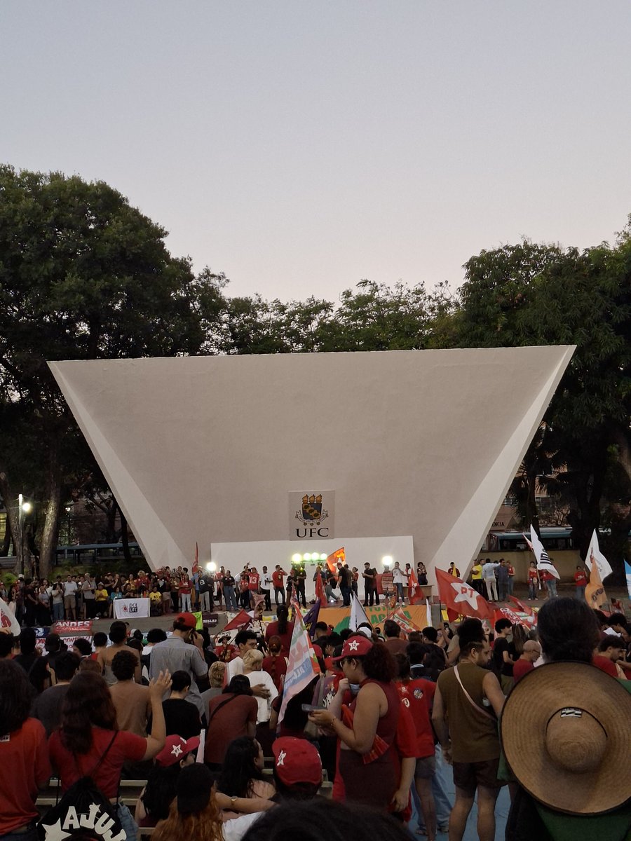 drunkenbabblle's tweet photo. Me cura menos universidade federal do ceará https://t.co/nYWbNlxgrM