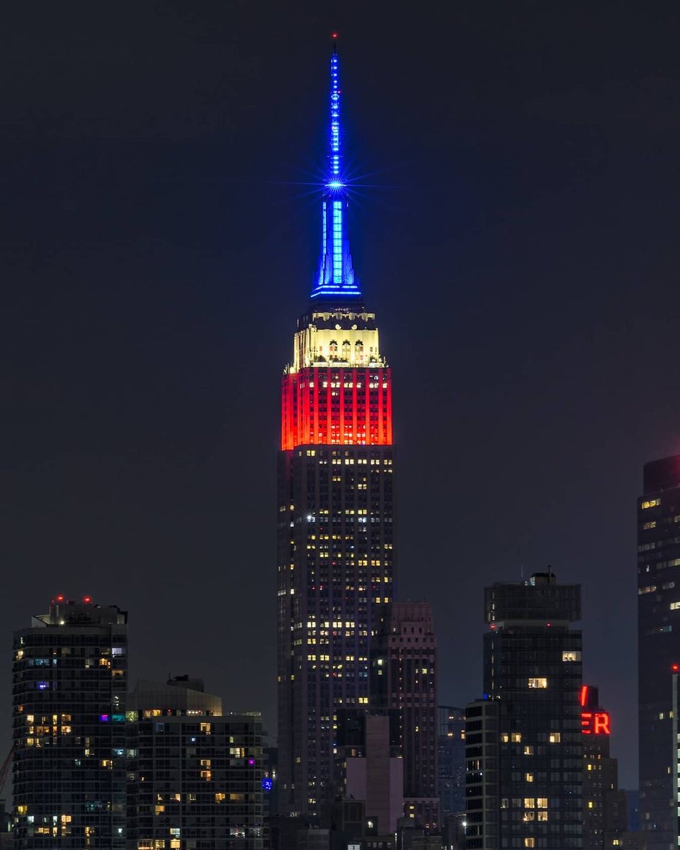 EmpireStateBldg's tweet photo. Shining red, white, and blue at sunset tonight to celebrate the 30th anniversary of @FOXNews.

💡See the lights live: https://t.co/gOyVS4kDDG

📱 Text CONNECT to 274-16 for real-time lighting alerts. https://t.co/MtdG75Qz6T