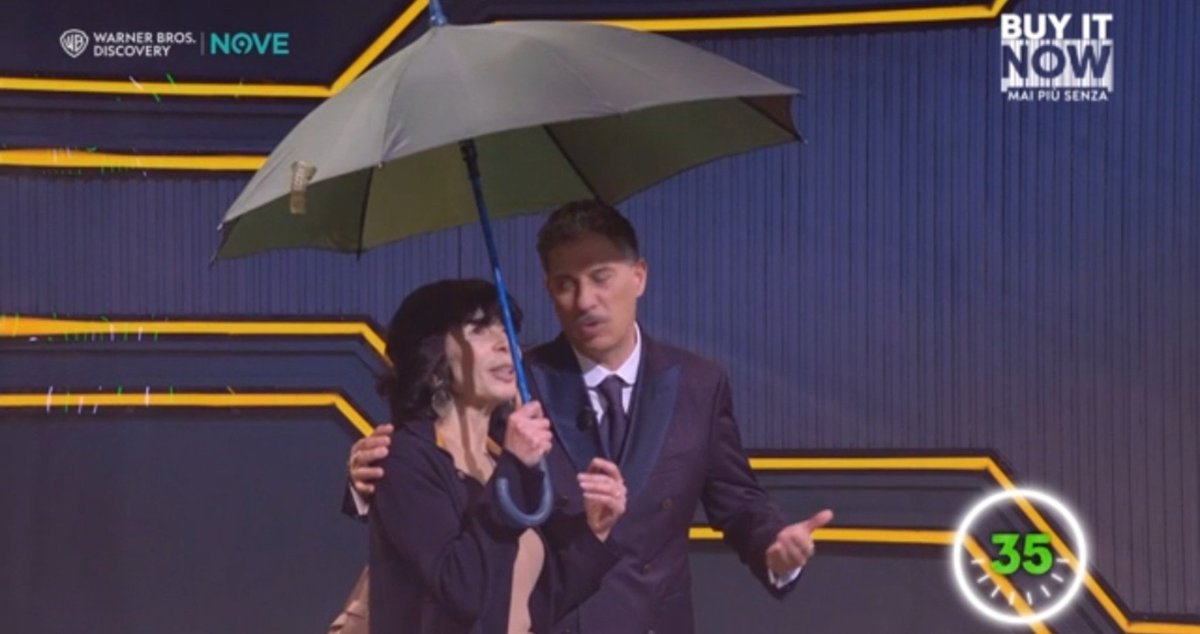 BlueBandit_16's tweet photo. "Eccentrella l'idea la porta la sorella" 😭🤣 💖 ☔
#BuyItNow #MaiPiùSenza https://t.co/lur0U8Q6d4