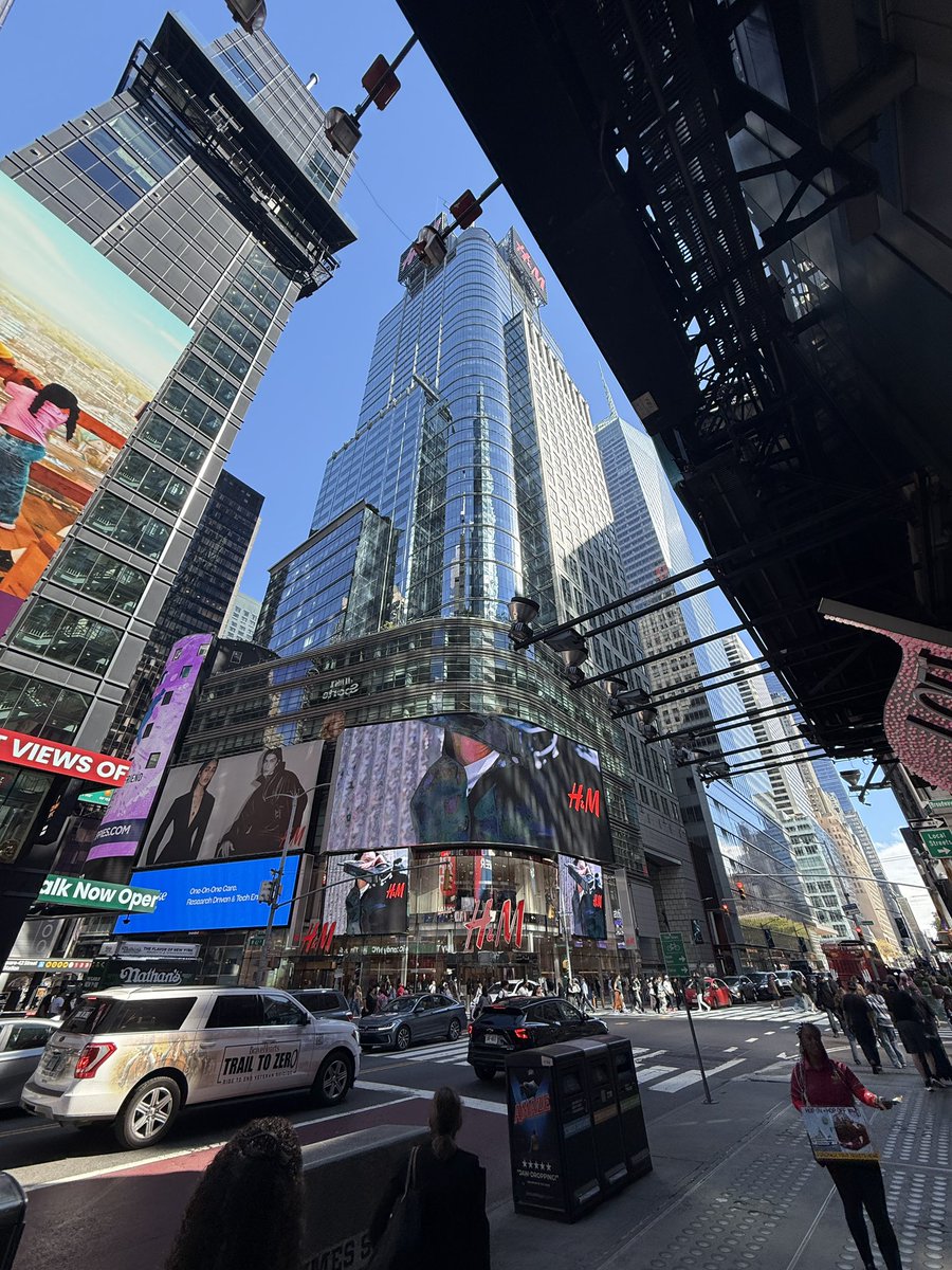 ludwigsoscale's tweet photo. If h&amp;m can get a building here so can I. #Swedesdoitbetter https://t.co/DbmonrPJtP