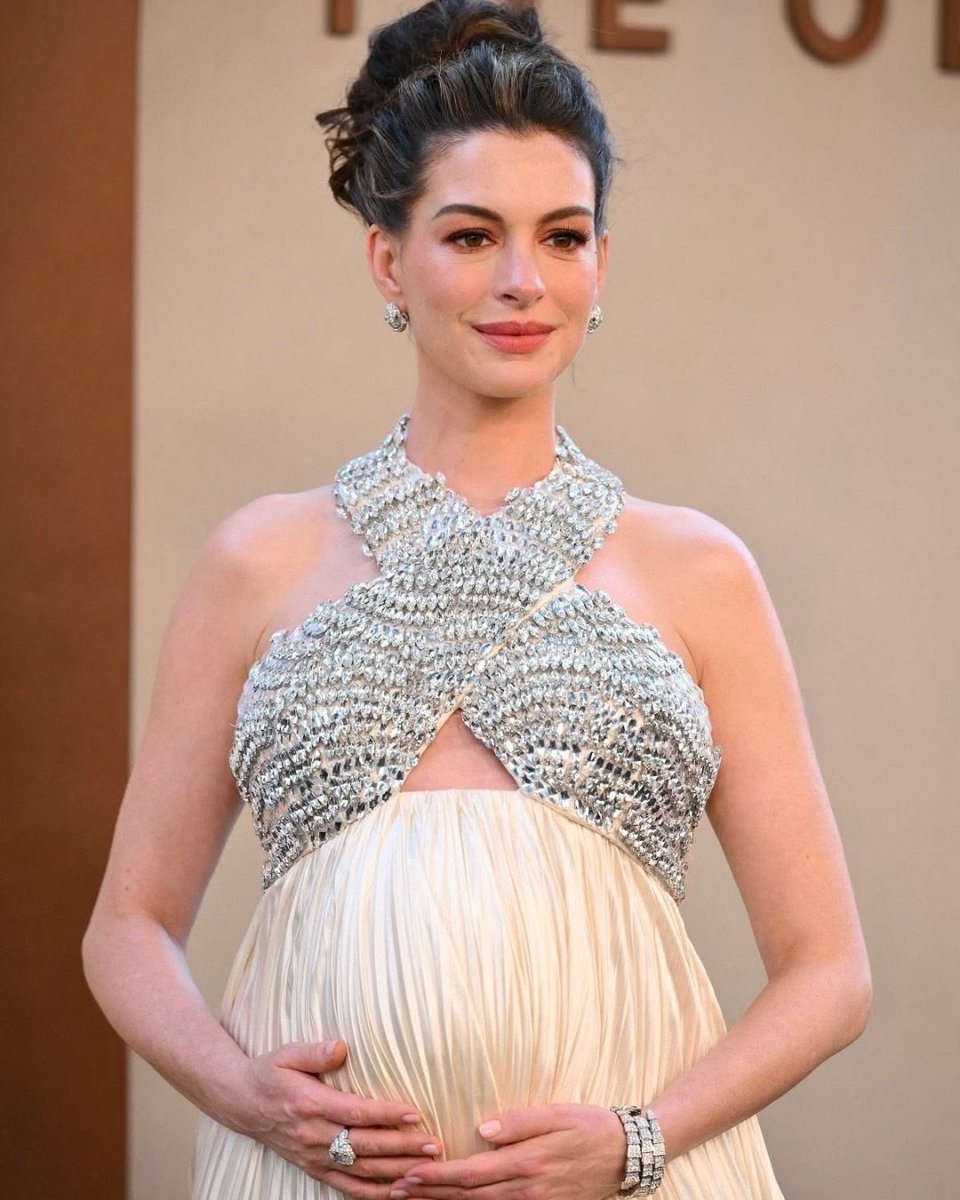 itsloveculture's tweet photo. ANNE HATHAWAY: Depois de atuar em cinco filmes em um ano, a atriz quer sumir das telas após o terceiro filho. “Vou desaparecer em uma nuvem de fumaça.” https://t.co/BovPL6xin9