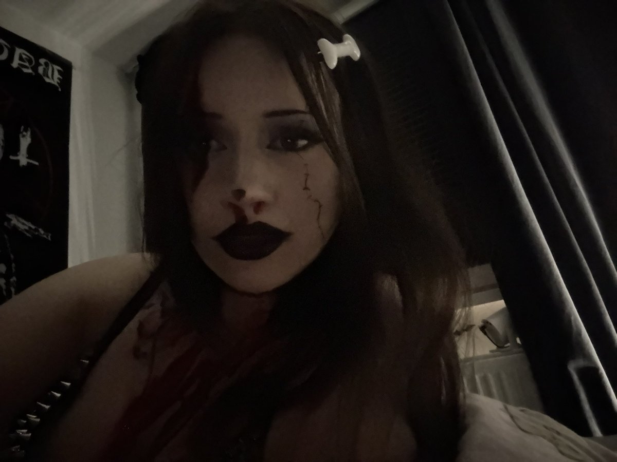 Gahyounn's tweet photo. Halloween makeup 2026 🎃👻

Do u prefer my 2025 or 2026 makeup? https://t.co/UPDfyP4bTD