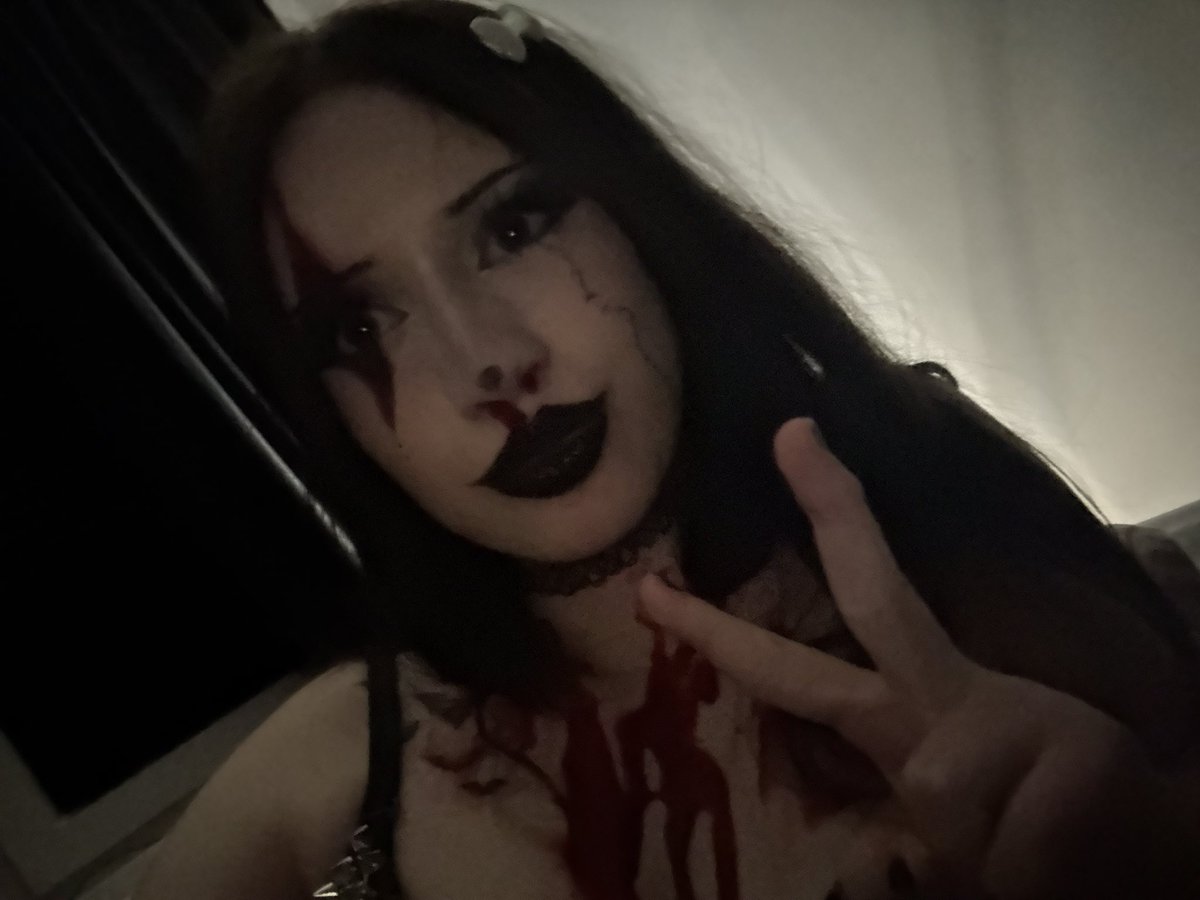Gahyounn's tweet photo. Halloween makeup 2026 🎃👻

Do u prefer my 2025 or 2026 makeup? https://t.co/UPDfyP4bTD