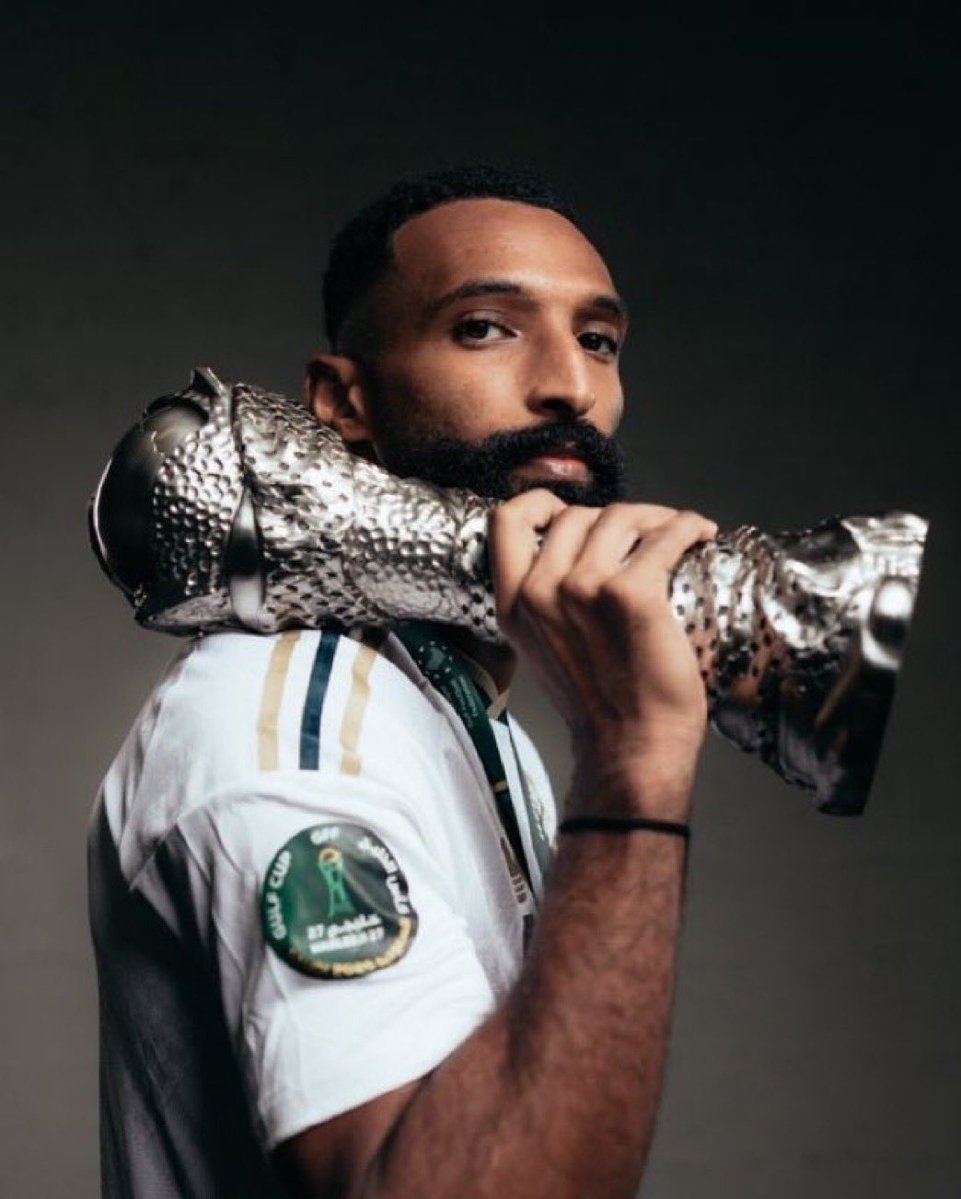 M_awidah's tweet photo. حاولوا التقليل من الوجود والتأثير الاهلاوي في دعم المنتخب وتحقيق المنجز  ..

فانصدموا بحقيقة أن :

- اعظم اهزوجتين في البطولة ( الليلة يلا ياولد - ياسعودي جينا ) اهلاوية 

- توحيد اللون والدخان افكار اهلاوية

- رجل مباراة النهائي ابوشامات .. اهلاوي

- هداف البطولة البريكان .. اهلاوي

وفوق كذا تشكيلة النهائي تخلوا من لاعبين ناديهم 

تلغي مين ياضعيف .. 😁