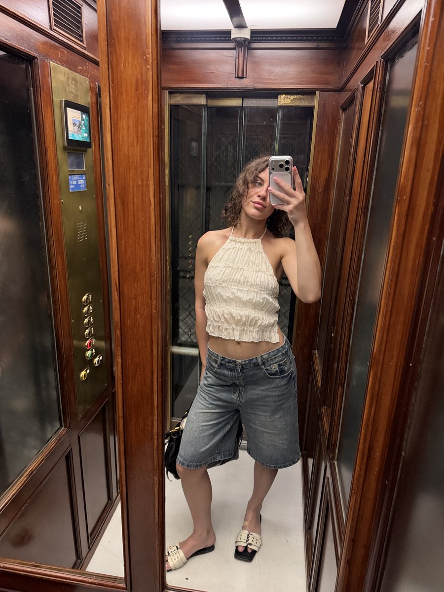 MiaBrienleyyy's tweet photo. what did you notice first… my toes or how gorgeous that elevator looks in the background? 😍 https://t.co/XGD7Doanyv