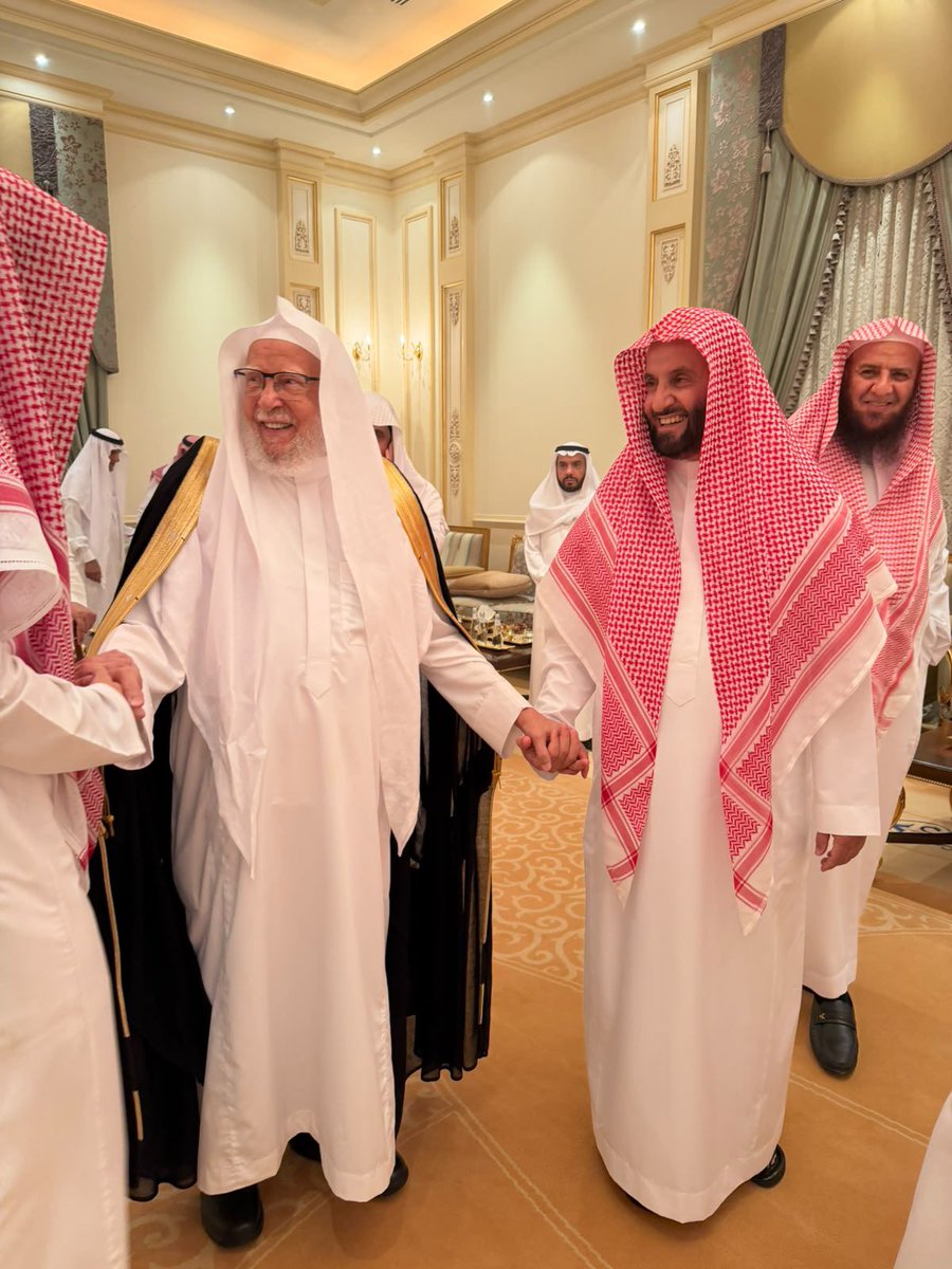 almohannam's tweet photo. تشرّفت أُسرة آل مهنّا الليلة، بزيارة كريمة تفضّل بها معالي الشيخ الدكتور عبدالله بن عبدالمحسن التركي (مدير الجامعة، ووزير الشؤون الإسلاميّة، وأمين عام الرابطة السابق، والمُستشار الآن بالديوان الملكيّ) ومعه نجلاه: محمّد وعبدالمحسن..
وذلك بدعوة من الشيخ سليمان بن مهنّا المهنّا، في بيته بِحيّ الملقا بالرياض.
وقد تميّز اللّقاء بفرح الجميع بالضيف الكبير، وإصغائهم الجميل إلى حديثه الذي أشار فيه إلى مراحل عديدة من حياته الحافلة بالعِلْم والتعليم، والتأليف والتحقيق؛ بارك الله في عُمُره وأعماله.