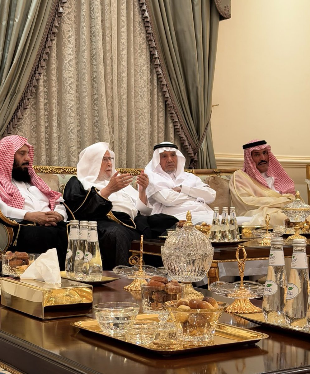 almohannam's tweet photo. تشرّفت أُسرة آل مهنّا الليلة، بزيارة كريمة تفضّل بها معالي الشيخ الدكتور عبدالله بن عبدالمحسن التركي (مدير الجامعة، ووزير الشؤون الإسلاميّة، وأمين عام الرابطة السابق، والمُستشار الآن بالديوان الملكيّ) ومعه نجلاه: محمّد وعبدالمحسن..
وذلك بدعوة من الشيخ سليمان بن مهنّا المهنّا، في بيته بِحيّ الملقا بالرياض.
وقد تميّز اللّقاء بفرح الجميع بالضيف الكبير، وإصغائهم الجميل إلى حديثه الذي أشار فيه إلى مراحل عديدة من حياته الحافلة بالعِلْم والتعليم، والتأليف والتحقيق؛ بارك الله في عُمُره وأعماله.