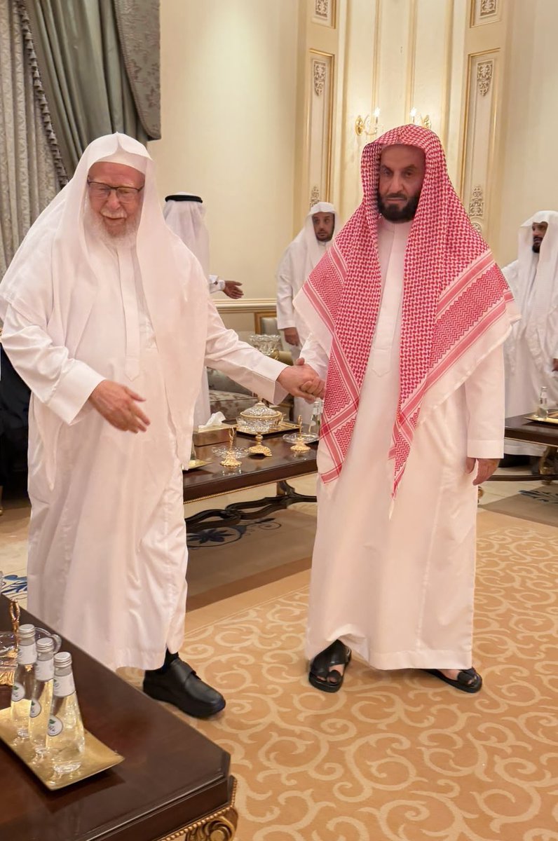 almohannam's tweet photo. تشرّفت أُسرة آل مهنّا الليلة، بزيارة كريمة تفضّل بها معالي الشيخ الدكتور عبدالله بن عبدالمحسن التركي (مدير الجامعة، ووزير الشؤون الإسلاميّة، وأمين عام الرابطة السابق، والمُستشار الآن بالديوان الملكيّ) ومعه نجلاه: محمّد وعبدالمحسن..
وذلك بدعوة من الشيخ سليمان بن مهنّا المهنّا، في بيته بِحيّ الملقا بالرياض.
وقد تميّز اللّقاء بفرح الجميع بالضيف الكبير، وإصغائهم الجميل إلى حديثه الذي أشار فيه إلى مراحل عديدة من حياته الحافلة بالعِلْم والتعليم، والتأليف والتحقيق؛ بارك الله في عُمُره وأعماله.