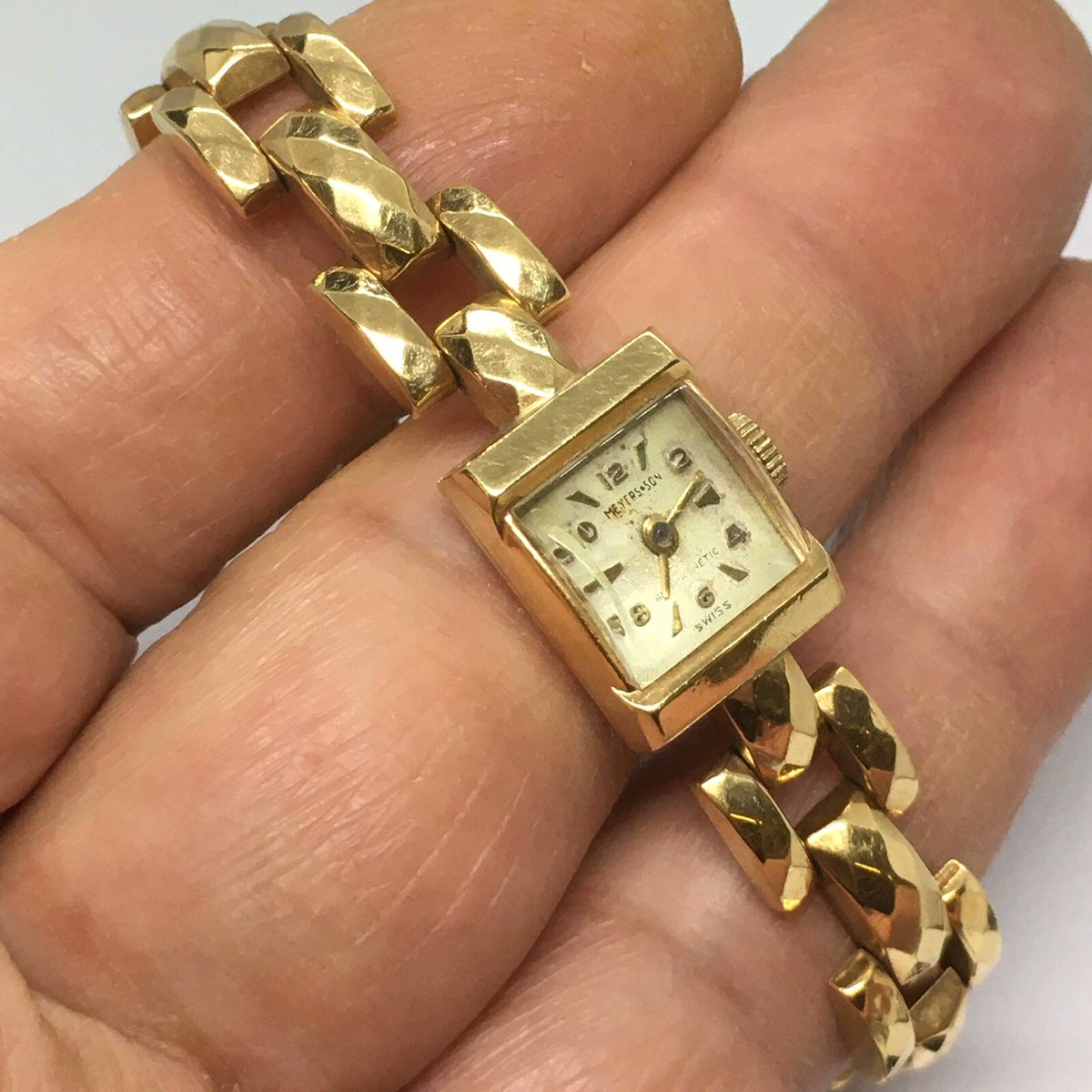 Nobel_Antiques's tweet photo. Before globalization had a name, Swiss watchmakers were already mastering it:
This vintage "Meyers Son" Swiss wristwatch from 1950s features a 17-jewel mechanical movement housed in a solid 14K gold case and bracelet. It is a beautiful example of mid-century Global Sourcing. 
Many American jewelers, department stores, and retailers did not manufacture watches themselves. Instead, Swiss factories produced complete watches or partially assembled watches and placed the retailer's name on the dial.
#VintageWatch #SwissWatch #14KGold #EstateJewelry