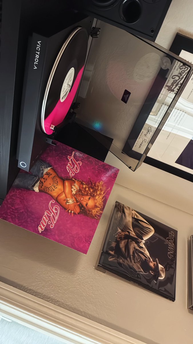 bb_breezy702x's tweet photo. - I'm a picky one, I like my dicks rock hard Not the sticky ones that taste like slaw 🤮 #lilkim #notoriouskim #queenbee #vinylcollector #vinlys https://t.co/RU3QmQgSfO