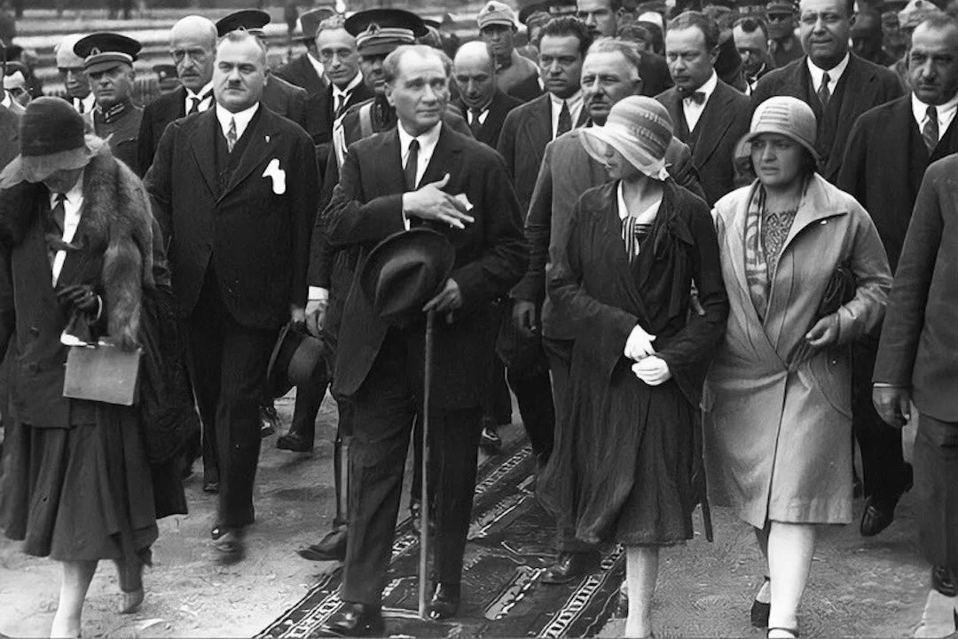 volkan_giritli's tweet photo. 📌Cumhuriyet bir Mucizedir... Belki pek çoğunuz farkında değilsiniz, ama bir eşitlik ve yurttaşlık mucizesidir Cumhuriyet...

29 Ekim 1923'te bu topraklarda yaşayan her insan, ilk defa hiç tatmadıkları hürriyeti yaşamaya başladılar.

Bu öyle bir mucizeydi ki; Türk Vatandaşı olmanın kıymetini, Kurucu Önderin Ne Mutlu Türküm Diyene felsefesini yurttaşlar kendiliğinden benimsedi.

Kürt, Arnavut, Çerkez, Boşnak, Ermeni, Rum, Yahudi diye bir şey yoktu. Türk Vardı... Herkes de Türk olmaktan mesut ve gururluydu...

‼️Bakınız, 1925 senesinde ne olmuştu biliyor musunuz?

Yahudi, Rum ve Ermeni cemaatleri temsilcileri sırasıyla, Lozan Antlaşması'nın 42. maddesinin kendilerine tanıdığı özel haklardan feragat ettiklerini beyan ettiler. 

⏩Lozan Antlaşmasının 42. Maddesi Azınlıkların Korunması ile ilgili bir düzenlemeydi.

Fakat Onlar azınlık değil, bu vatanın hür, eşit yurttaşları olmayı tercih ettiler.
Zira Cumhuriyet Rejimi sadece 2 yılda onlara bu güveni vermişti.

Ve Onlar da tüm haklarından feragat ettiler. Türkiye Cumhuriyeti'nin düzenlemesini yapacağı medeni kanuna tabi olacaklarını belirttiler.

Çünkü onların isteği, Türkiye'de "yabancı" veya "ayrıcalıklı azınlık" olmak değil, eşit haklara sahip öz yurttaşlar olmaktı. Öyle de oldu...

Bugün aradan 100 yıl geçmiş. Bakıyorum da birileri Öz Yurttaş olmaktan bıkmışlar, kendilerini "azınlık" olarak konumlandırmaya çalışıp "özel haklar" talep ediyorlar.

Üstelik bunu yapanlar "Bu Cumhuriyeti sizinle beraber kurduk" diyenler. 

‼️Siz gerçekten bu Cumhuriyetin kıymetini bilmiyorsunuz, bilemediniz. 1925'teki Gayrimüslimler kadar aidiyetiniz yok bu vatana.

"Bu Cumhuriyetin bir Hıyrını Görmedim" diyenler varlıklarını cumhuriyete borçluydular oysa ki.

Cumhuriyet sayesinde Belediye Başkanı, Milletvekili, Meclis Başkanvekili dahi oldular. Cumhurbaşkanı, Başbakan oldular, Bakan oldular...

Aradan 100 yıl geçti, bir türlü anlatamadık onlara Cumhuriyet Mucizesini...

‼️Anayasamızın 10. Maddesi Gayet açık;
"Herkes dil, ırk, renk, cinsiyet, siyasî düşünce, felsefî inanç, din ve mezhep gibi sebeplerle ayrım gözetilmeksizin kanun önünde eşittir..." 
Hiçbir topluluğa, zümreye, kişiye ayrıcalık yapılamaz.

Böyle bir Anayasayı, böyle bir Yurttaşlığı kabul etmiyorsan çözüm çok basit. Taşıdığın TC kimlik kartını iade edip haymatlos statüsünde beğendiğin bir ülkeye gidebilirsin...
#tarih #cuma #YaşasınCumhuriyet