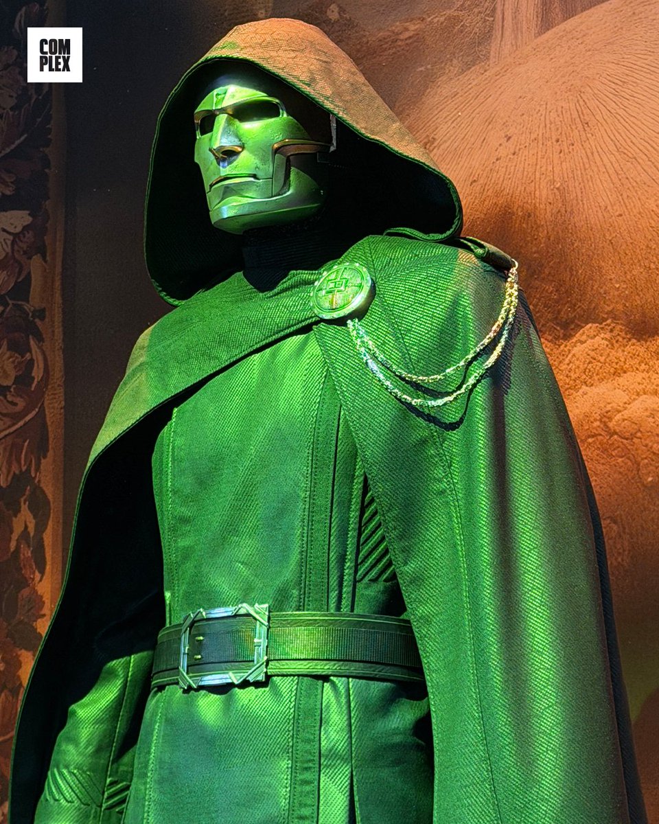 ComplexPop's tweet photo. Closer look at the Doctor Doom costume from 'AVENGERS: DOOMSDAY' at #NYCC 🔥 https://t.co/PuHlW14mZq