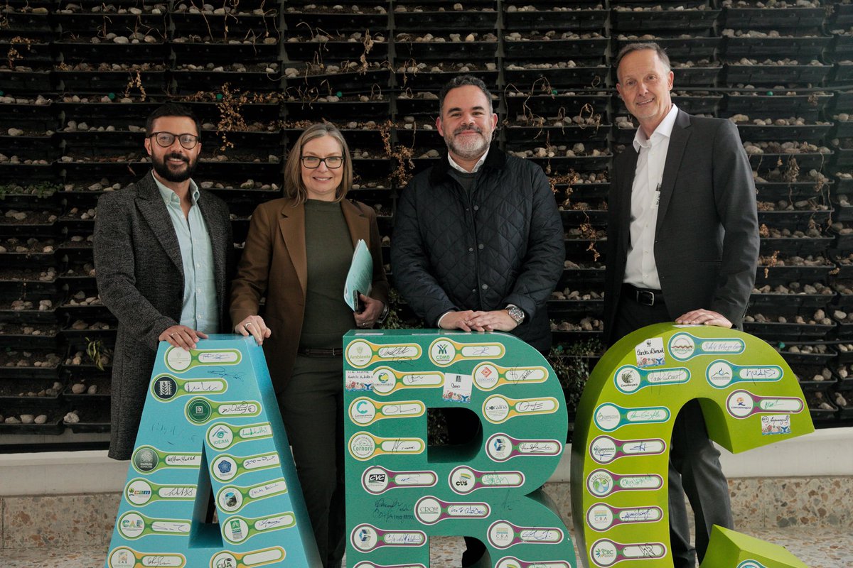 MinAmbienteCo's tweet photo. 🇨🇴🇩🇪 Colombia y Alemania exploran nuevas oportunidades de financiación para aprovechar el capital natural y avanzar hacia un crecimiento sostenible.

El jefe de la Oficina de Asuntos Internacionales de @MinAmbienteCo, Luis Quintero, lideró una reunión bilateral con Felix Klauda, director regional para América Latina y el Caribe del banco alemán de desarrollo @KfW_FZ_int, y Esther Gravenkötter, directora de KfW en Colombia, para avanzar en proyectos de cooperación ambiental.

La agenda abre oportunidades para ampliar el trabajo conjunto en conservación de bosques, restauración, seguridad hídrica y financiación climática, en línea con la #AgendaABC (Agua, Biodiversidad, Comunidades).