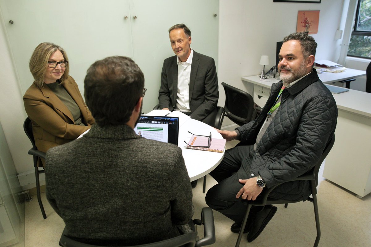 MinAmbienteCo's tweet photo. 🇨🇴🇩🇪 Colombia y Alemania exploran nuevas oportunidades de financiación para aprovechar el capital natural y avanzar hacia un crecimiento sostenible.

El jefe de la Oficina de Asuntos Internacionales de @MinAmbienteCo, Luis Quintero, lideró una reunión bilateral con Felix Klauda, director regional para América Latina y el Caribe del banco alemán de desarrollo @KfW_FZ_int, y Esther Gravenkötter, directora de KfW en Colombia, para avanzar en proyectos de cooperación ambiental.

La agenda abre oportunidades para ampliar el trabajo conjunto en conservación de bosques, restauración, seguridad hídrica y financiación climática, en línea con la #AgendaABC (Agua, Biodiversidad, Comunidades).