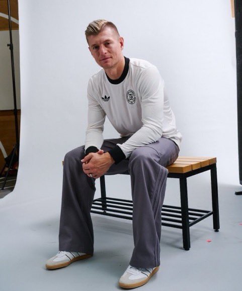 _BeFootball's tweet photo. Toni Kroos 🇩🇪 dévoile SON TOP 5️⃣ ALL-TIME DES MEILLEURS GARDIENS 🧤 :

1 - 🇩🇪 Manuel Neuer
2 - 🇮🇹 Gianluigi Buffon 
3 - 🇧🇪 Thibaut Courtois 
4 - 🇨🇿 Petr Čech 
5 - 🇪🇸 Iker Casillas https://t.co/c69AZ3kx6S