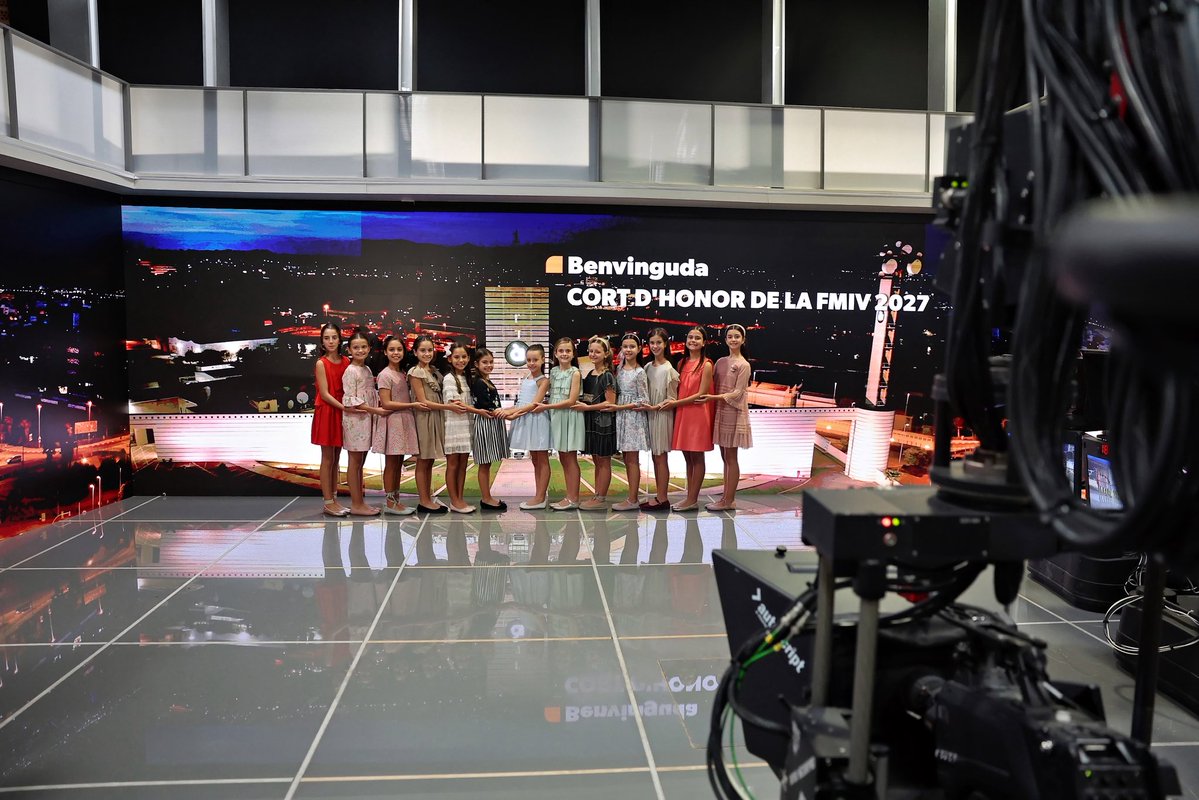 JCF_Valencia's tweet photo. 📺 Les candidates infantils han visitat les instal·lacions d’@apunt_media per a una nova prova dins del seu camí cap a ser Fallera Major Infantil de València 2027.

✨ Un espai que ben prompte tornarà a ser protagonista, ja que serà també el lloc on la nova Fallera Major Infantil de València farà una de les seues primeres entrevistes l’endemà de la seua Proclamació.

🤍 Un nou pas en un camí que,  cada vegada, està més a prop de conéixer el seu moment més esperat.