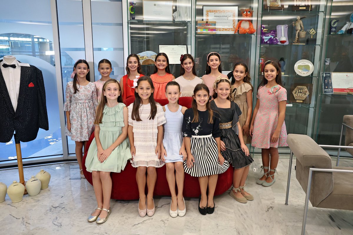 JCF_Valencia's tweet photo. 📺 Les candidates infantils han visitat les instal·lacions d’@apunt_media per a una nova prova dins del seu camí cap a ser Fallera Major Infantil de València 2027.

✨ Un espai que ben prompte tornarà a ser protagonista, ja que serà també el lloc on la nova Fallera Major Infantil de València farà una de les seues primeres entrevistes l’endemà de la seua Proclamació.

🤍 Un nou pas en un camí que,  cada vegada, està més a prop de conéixer el seu moment més esperat.