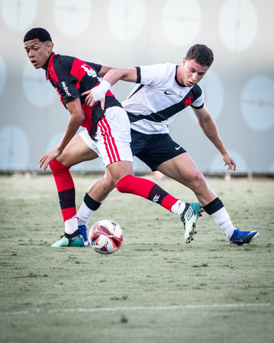 vascobase's tweet photo. Etapa final em andamento!
#flaxVAS | 0️⃣-1️⃣
#CopaDoBrasilSub20
#CriasDaColina
📸 Dikran Sahagian | #VascoDaGama https://t.co/Zgsa1rZflu