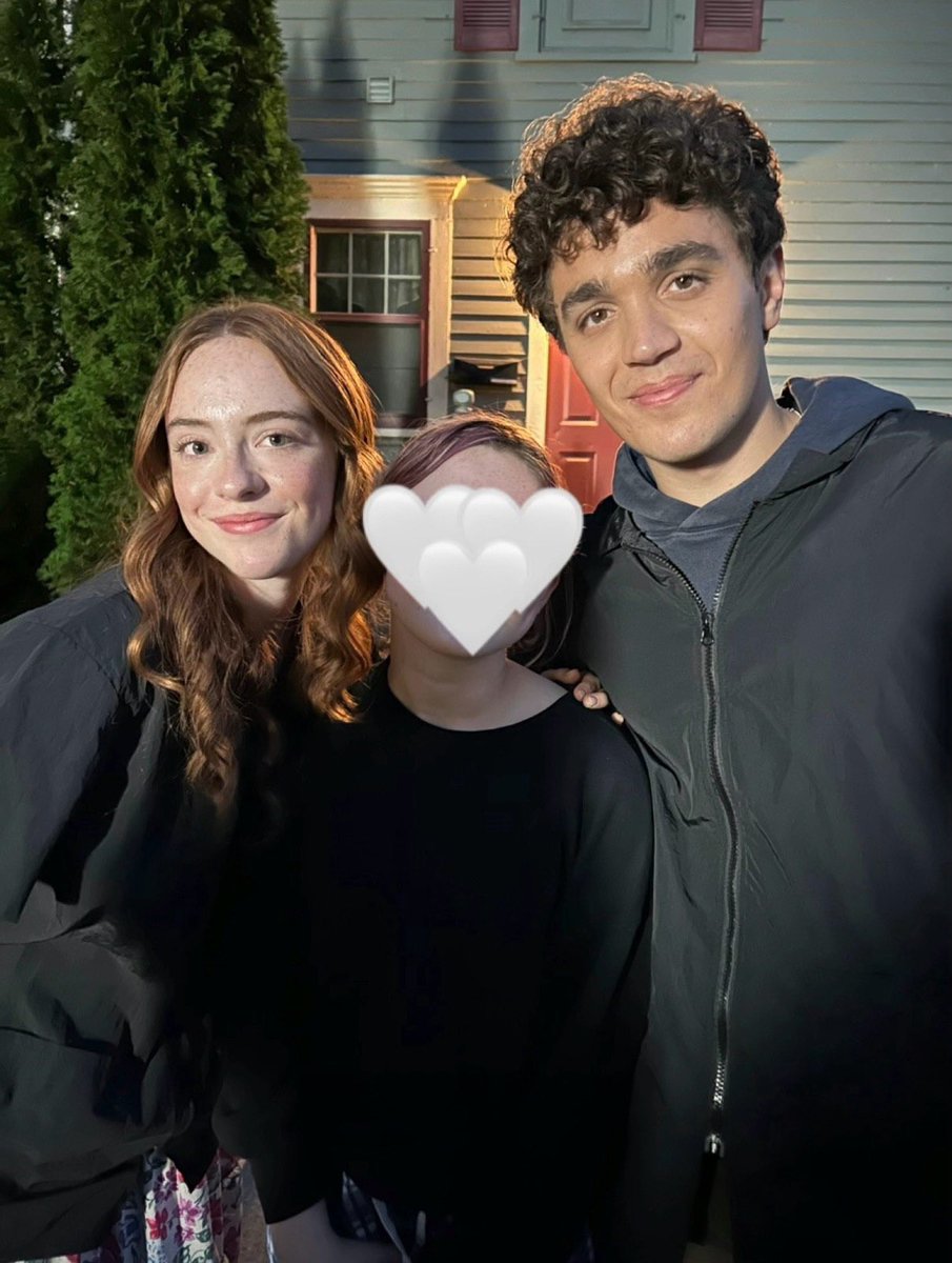 InfoBttmBrasil's tweet photo. Beatrice Kitsos e David Iacono com Fã recentemente durante as gravações de ‘Melhor do que nos Filmes’ em Chicago.🩵 https://t.co/wMUmkSv840